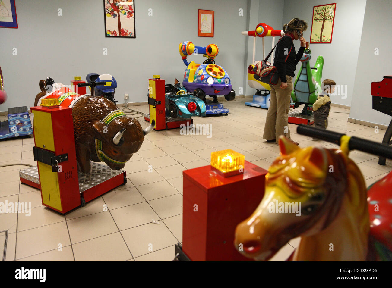 Liberec, Tschechische Republik, Spielbereich für Kinder mit Schaukelpferde Stockfoto