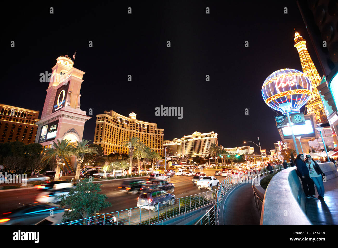 Las Vegas Boulevard vor dem Bellagio und Paris bei Nacht Nevada usa Stockfoto