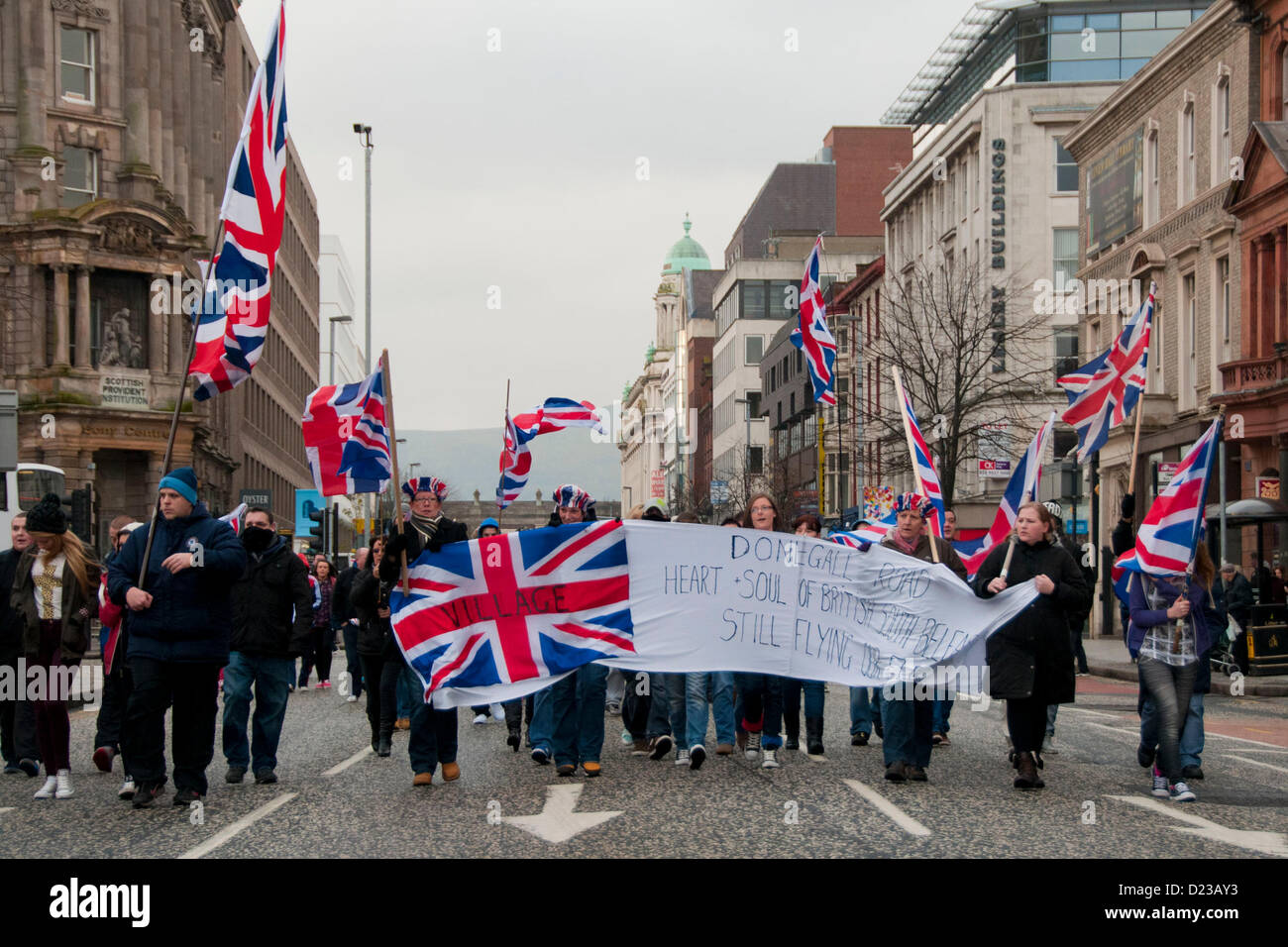 Belfast, UK. 12. Januar 2013 März Loyalisten auf der Belfast City Hall, einen Protest zu halten. Die Demonstranten fordern die Anschluß-Markierungsfahne am Rathaus ständig zu steigern. Später RANDALIEREN brach in Belfast Borough von Castlereagh. Stockfoto