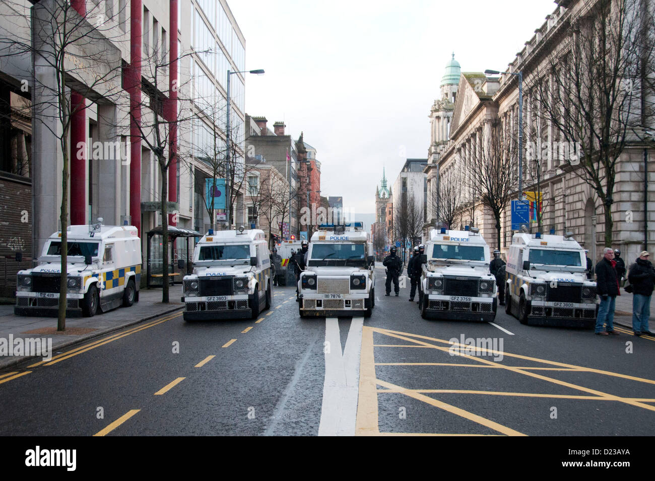 Belfast, UK. 12. Januar 2013. Eine Reihe von gepanzerte Polizeifahrzeuge mit Bereitschaftspolizei blockieren die Straßen hinter der Belfast City Hall. Später RANDALIEREN brach in Belfast Borough von Castlereagh. Stockfoto