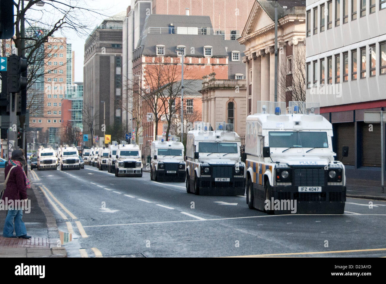 Belfast, UK. 12. Januar 2013. Gepanzerte Polizeifahrzeuge fahren in Richtung der Belfast City Hall. Später RANDALIEREN brach in Belfast Borough von Castlereagh. Stockfoto