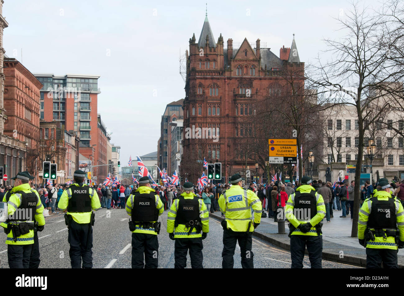 Belfast, UK. 12. Januar 2013. Polizei ansehen auf, wie Loyalist Demonstranten Union Fahnen und Banner vor der Belfast City Hall winken. Die Demonstranten fordern die Anschluß-Markierungsfahne am Rathaus ständig zu steigern. Später RANDALIEREN brach in Belfast Borough von Castlereagh. Stockfoto