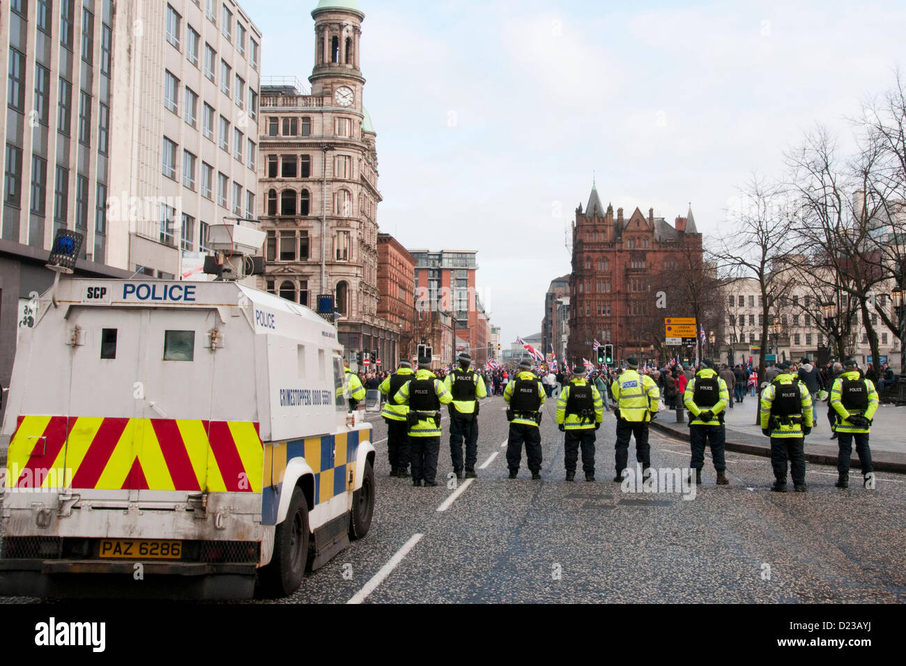 Belfast, UK. 12. Januar 2013. Polizei ansehen auf, wie Loyalist Demonstranten Union Fahnen und Banner vor der Belfast City Hall winken. Die Demonstranten fordern die Anschluß-Markierungsfahne am Rathaus ständig zu steigern. Später RANDALIEREN brach in Belfast Borough von Castlereagh. Stockfoto