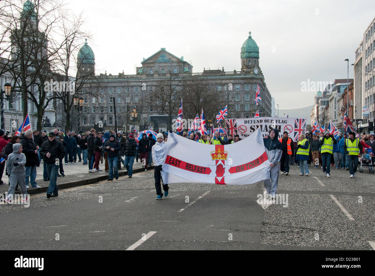 Belfast, UK. 12. Januar 2013 Welle Loyalist Demonstranten Union Fahnen und Banner vor der Belfast City Hall. Die Demonstranten fordern die Anschluß-Markierungsfahne am Rathaus ständig zu steigern. Später RANDALIEREN brach in Belfast Borough von Castlereagh. Stockfoto
