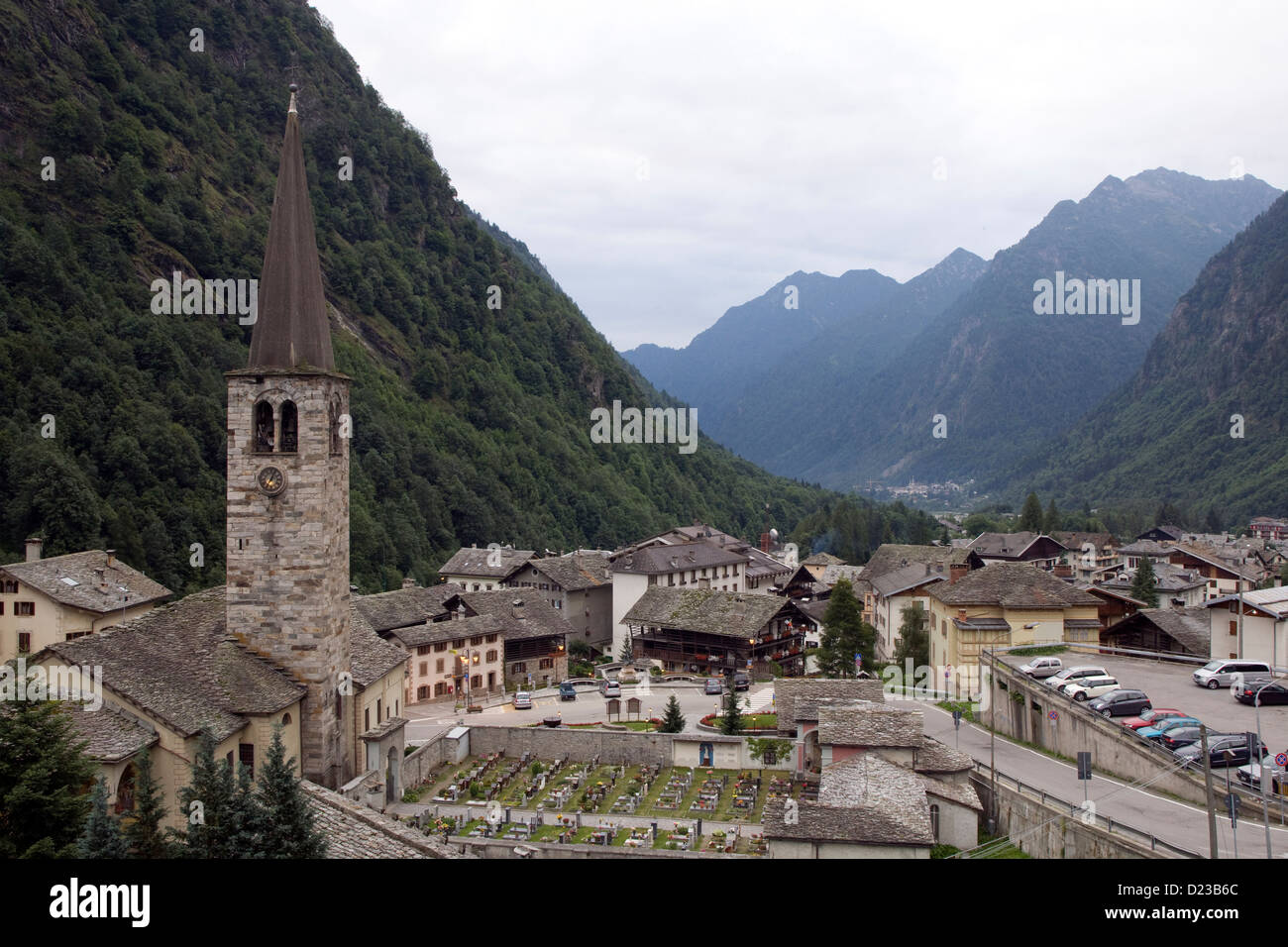 Piemont: Alagna & Valsesia Tal - Ansicht des Dorfes & talabwärts zu Riva Valdobbia Stockfoto