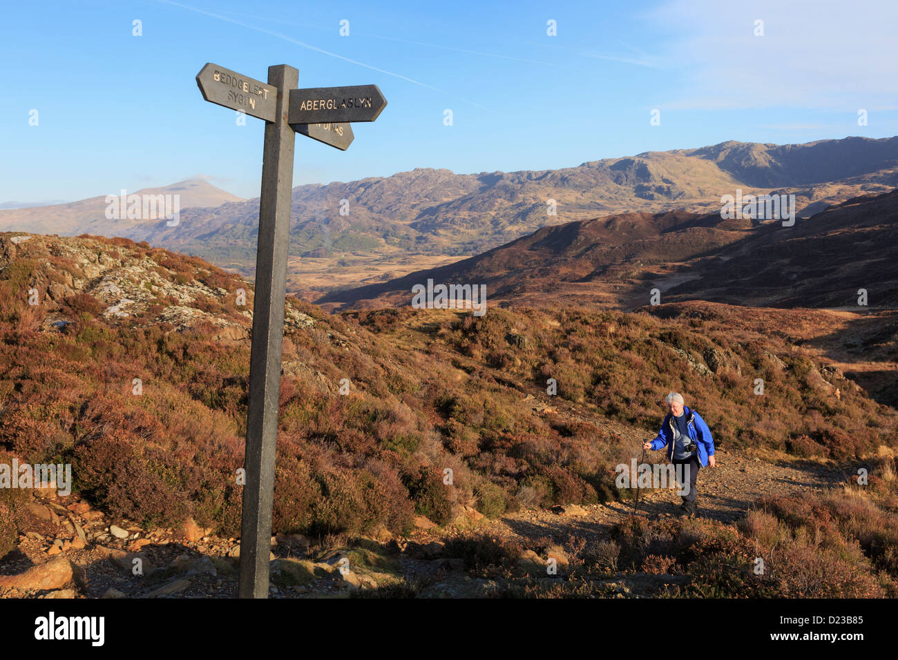 Ältere Frau Walker zu Fuß auf Weg zu Aberglaslyn oder Sygun von Llyn Dinas oben Nant Gwynant in Berge von Snowdonia Wales Stockfoto