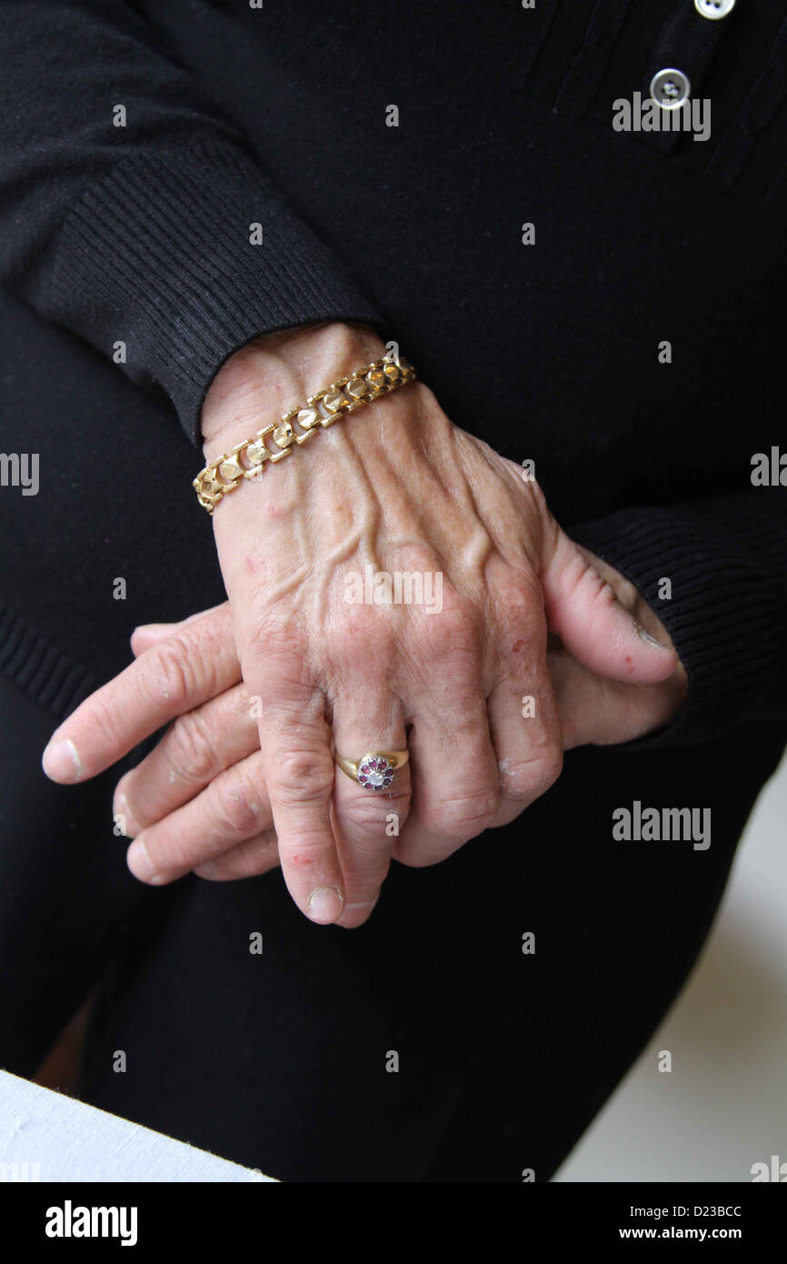 Antik Gold Schmuck aus Libyen an den Händen einer reifen Frau. Stockfoto