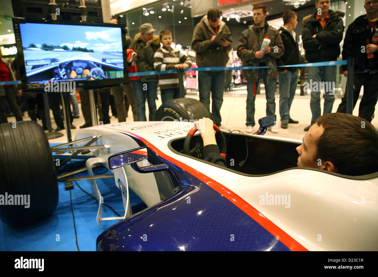 Posen, Polen, ein junger Mann in einem F1-simulator Stockfoto