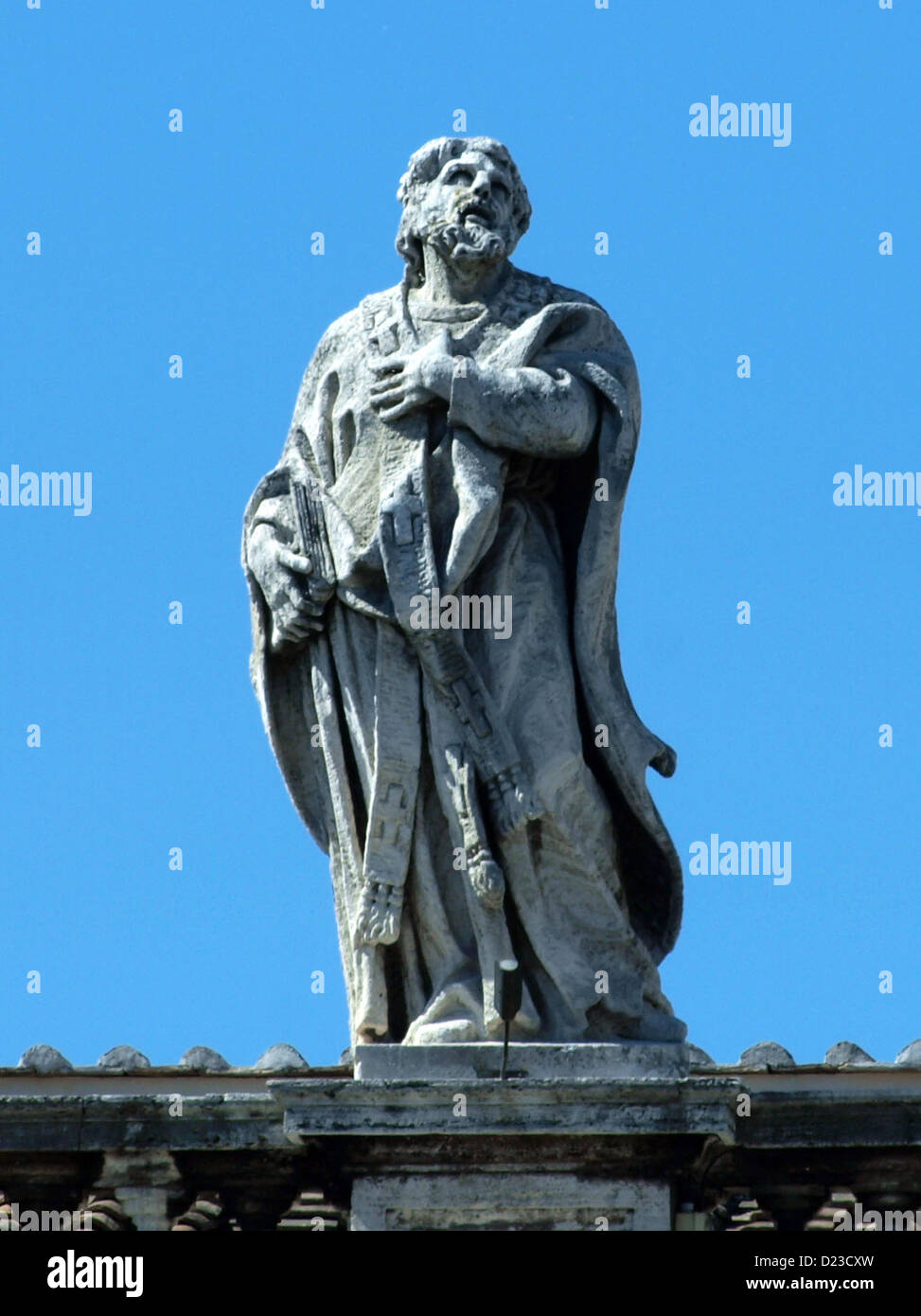 Statuen auf den Kolonnaden des Petersplatz Stockfoto