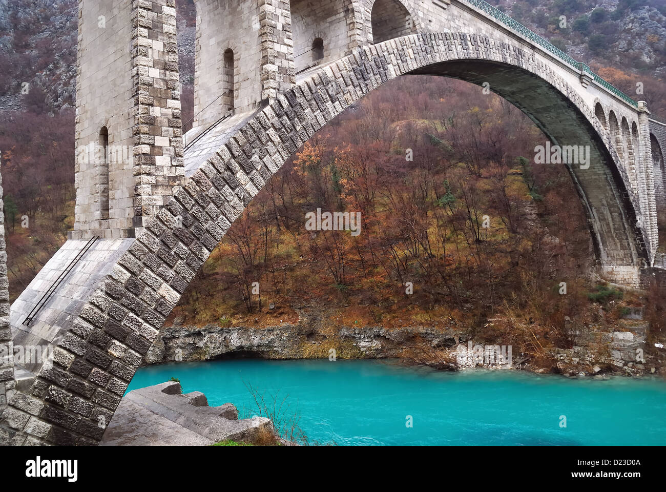 Slowenien: Die Solkan-Brücke ist eine Bogenbrücke 220 Meter (720 ft) über den Fluss Soča. Stockfoto