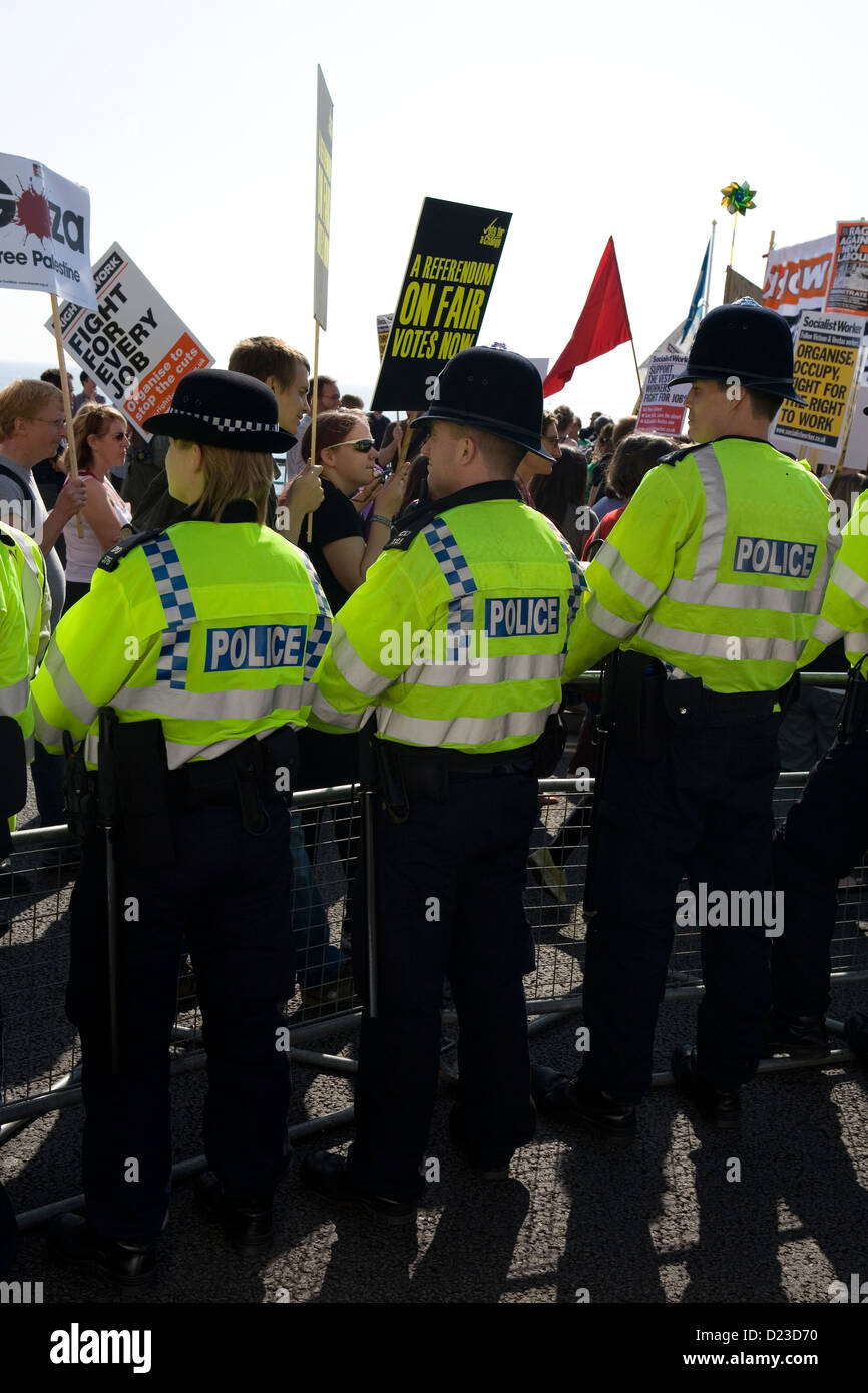 Eine Linie der polizeilichen Überwachung einen Protest in Brighton in Großbritannien. Stockfoto
