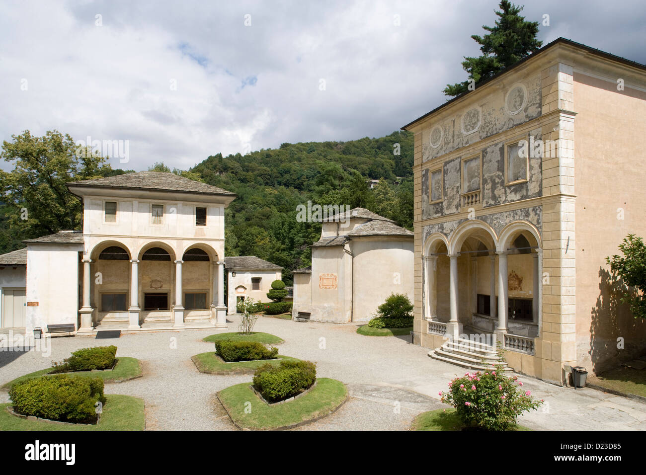 Piemont: Varallo - Sacro Monte / Kapellen in die Piazza dei Tribunali Stockfoto