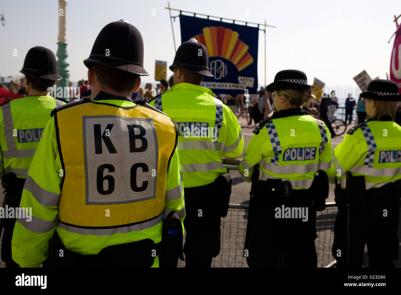 Eine Linie der polizeilichen Überwachung einen Protest in Brighton in Großbritannien. Stockfoto