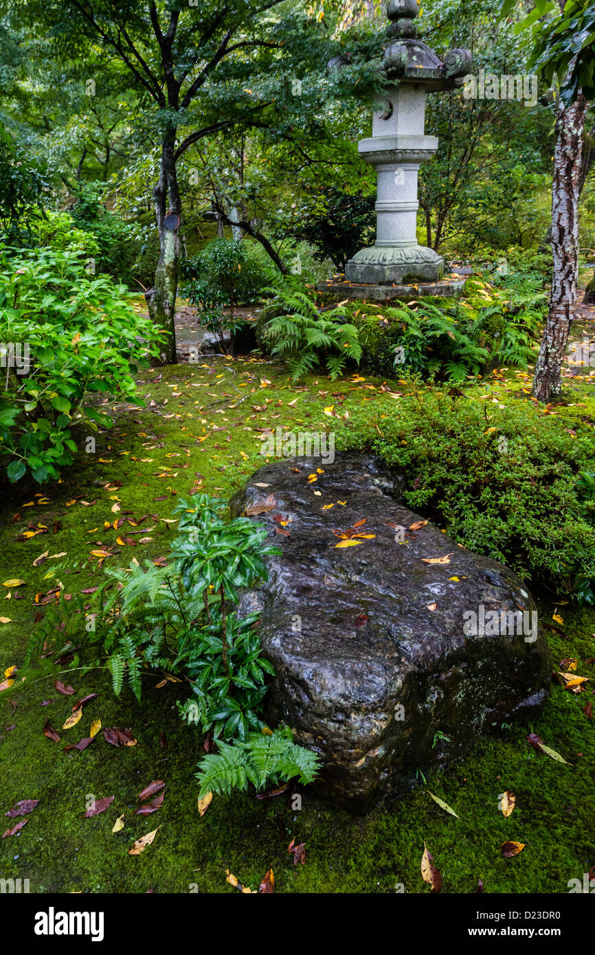 Der Garten des Tempels Tenryuji, in der Nähe von Kyoto, während eine Herbst-Regen Stockfoto