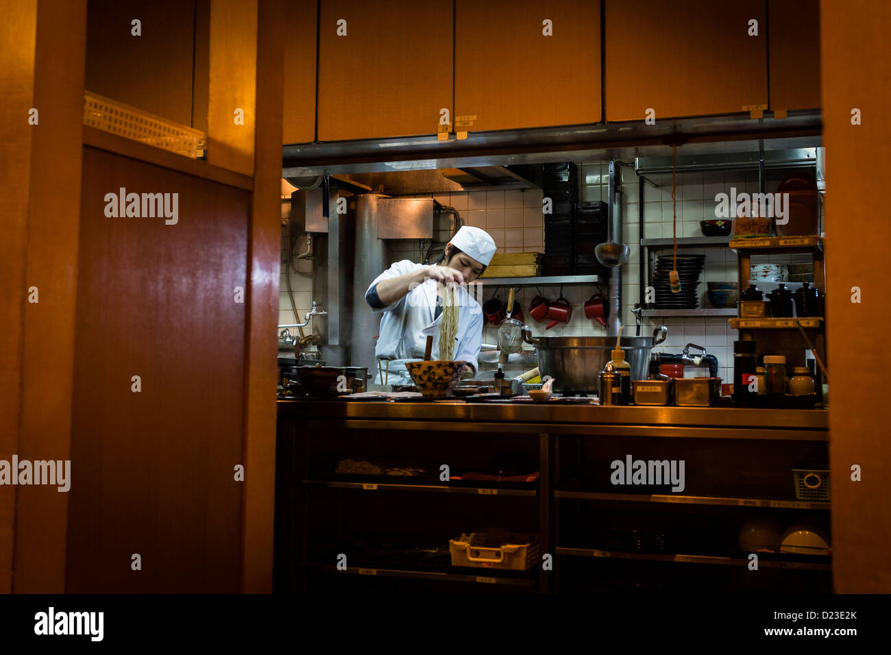 Ein Koch bereitet eine Mahlzeit Nudeln in einem Restaurant in Kyoto Stockfoto