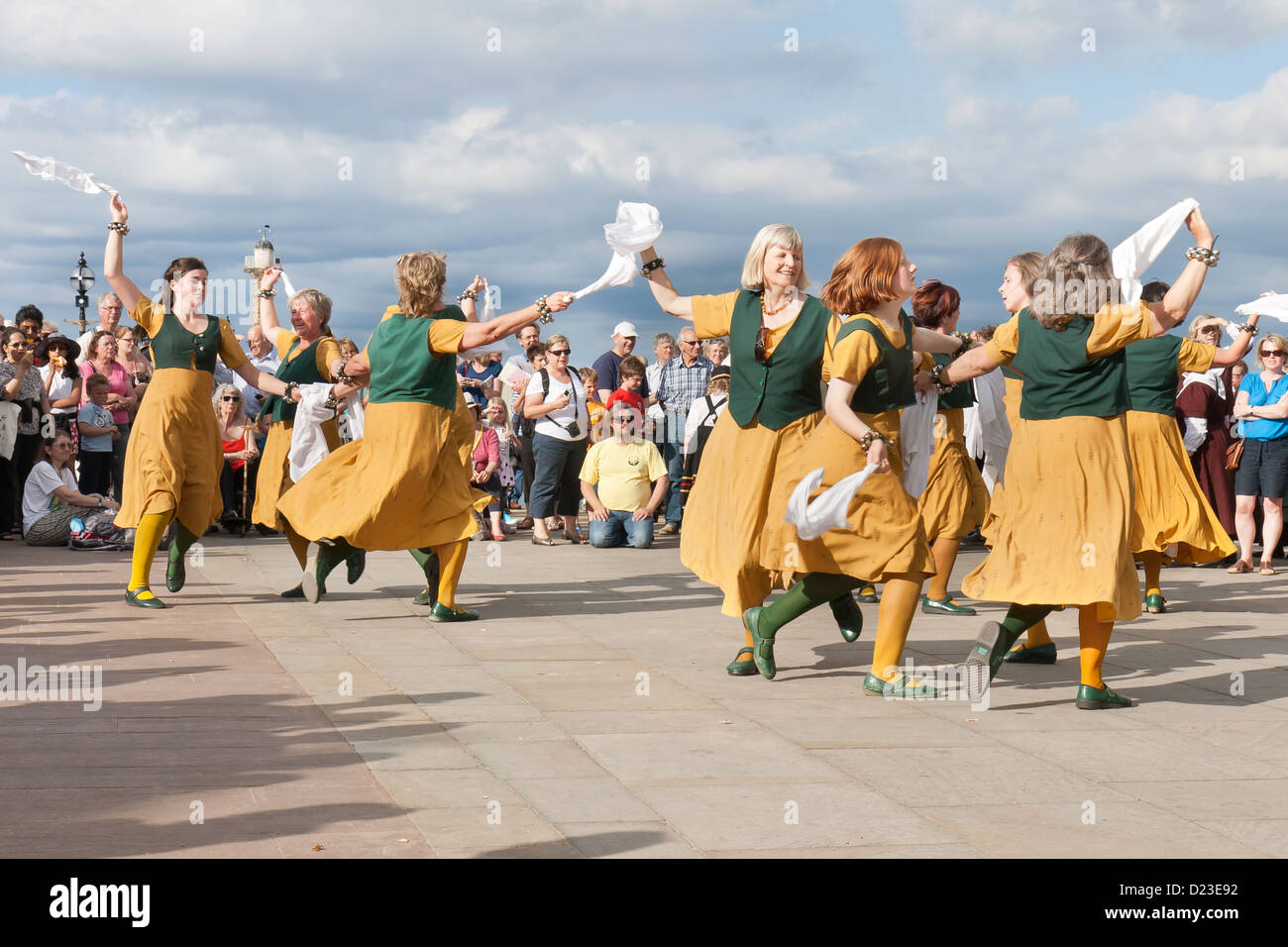 Volkstanz in der Whitby Folk Week 2012 mit weiblichen Moriskentänzer Stockfoto