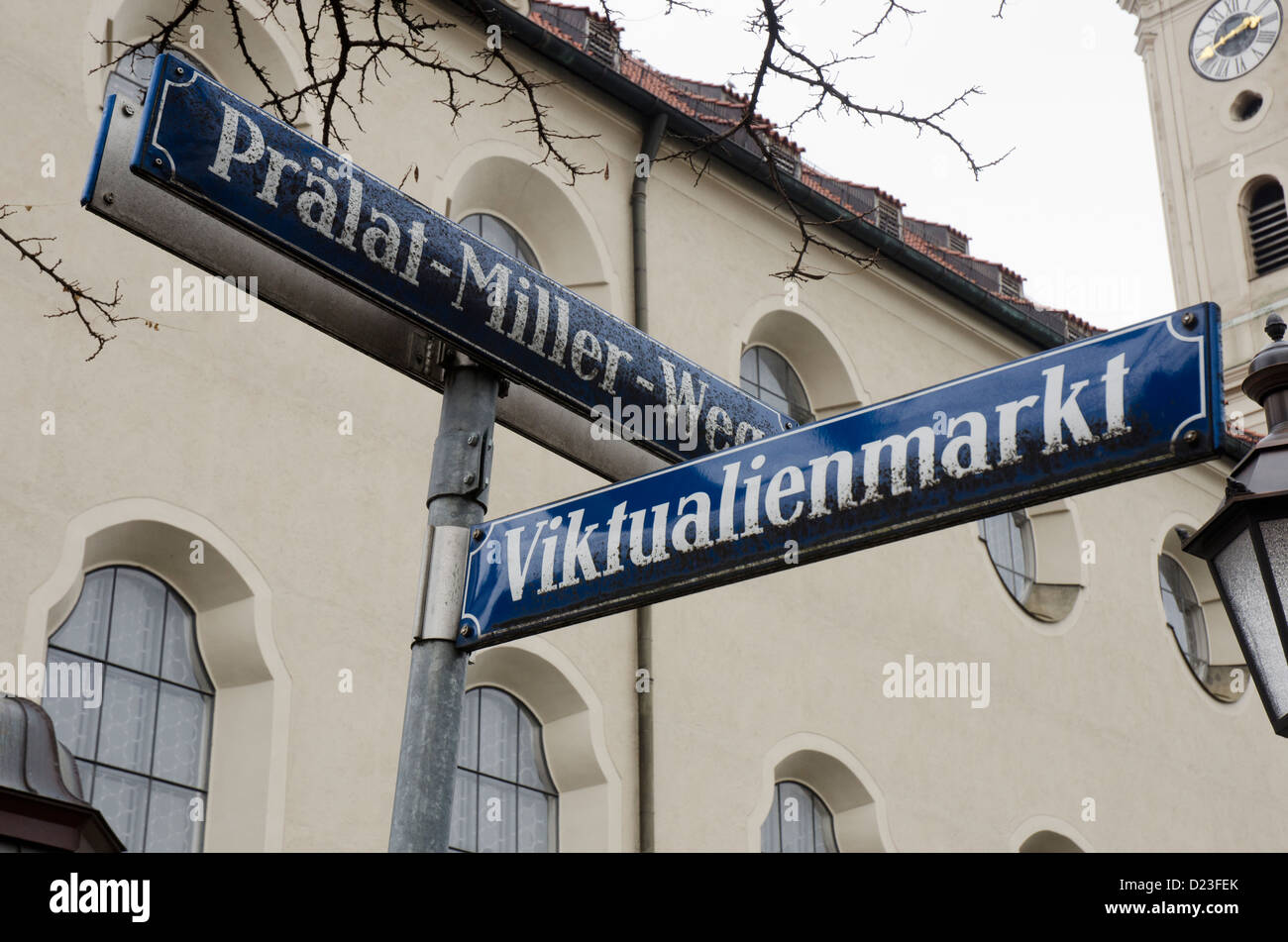 Deutschland.  Wegweiser, die Kennzeichnung des berühmten Marktes im Zentrum von München - der Viktualienmarkt. Stockfoto