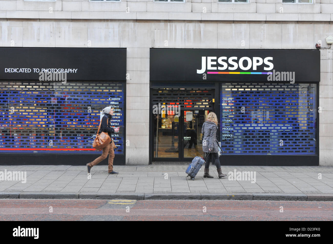 New Oxford Street, London, UK. 13. Januar 2013. Die Fensterläden sind die wichtigsten Jessops Store im Zentrum von London, jetzt geschlossen. Jessops Londoner Flagship-Store ist bestand nach der Schließung aller 187 Geschäfte gerodet, wie das Unternehmen in die Verwaltung mit einem Verlust von 1.400 Arbeitsplätzen geht. Stockfoto