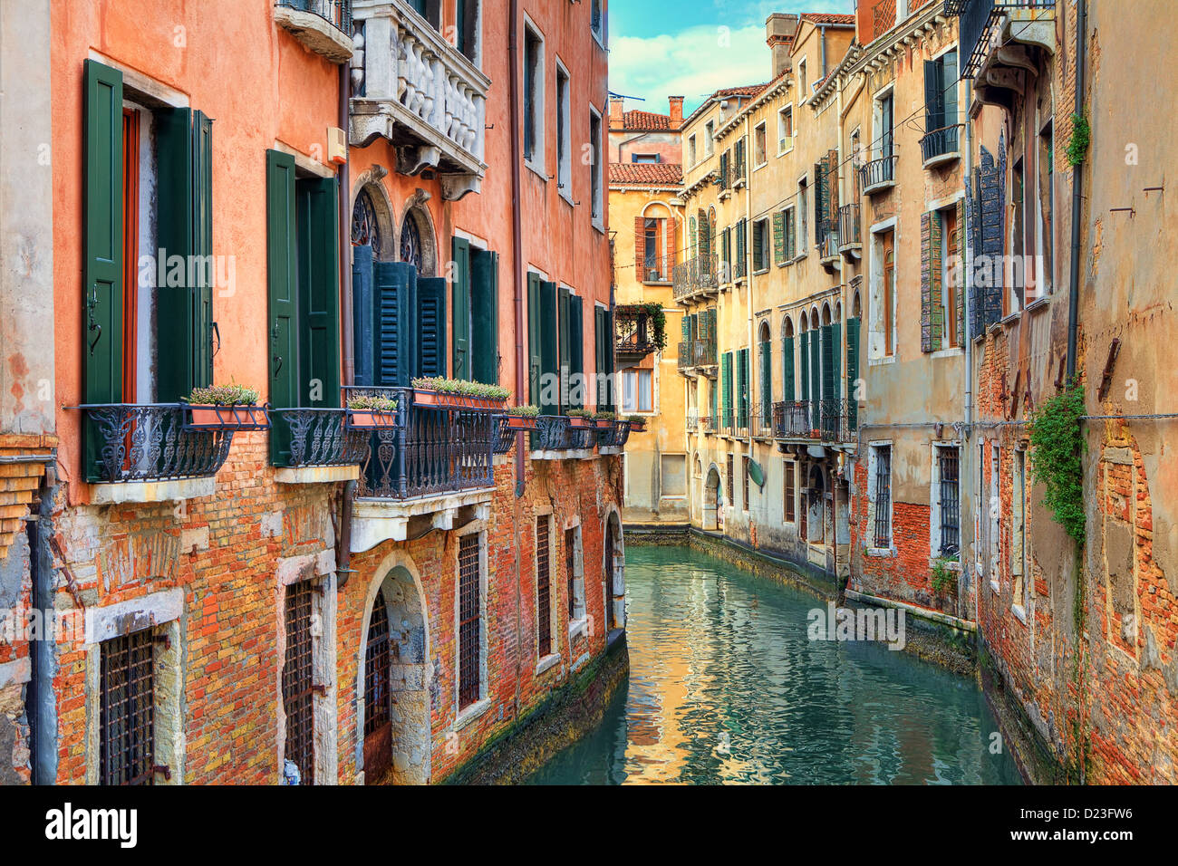 Schmalen Kanal unter alte bunte Backsteinhäuser in Venedig, Italien. Stockfoto