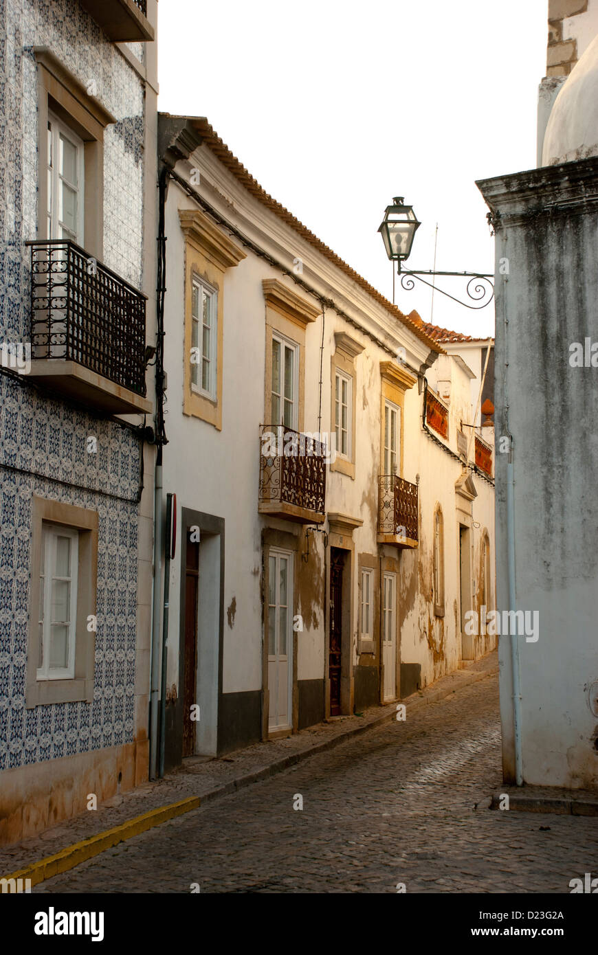 Straßenansicht der portugiesischen Stadt Tavira, Portugal Stockfoto