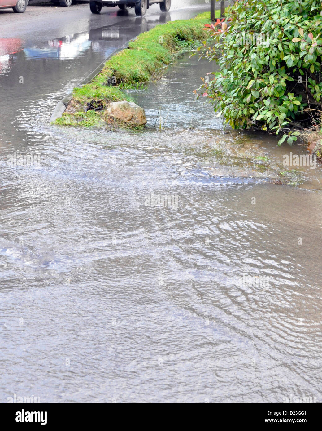 Aldbourne, WIltshire, UK. 13. Januar 2013. Natürlichen unterirdischen Frühjahrshochwasser in Straßen in Aldbourne, WIltshire. Bildnachweis: Graham Finney Stockfoto