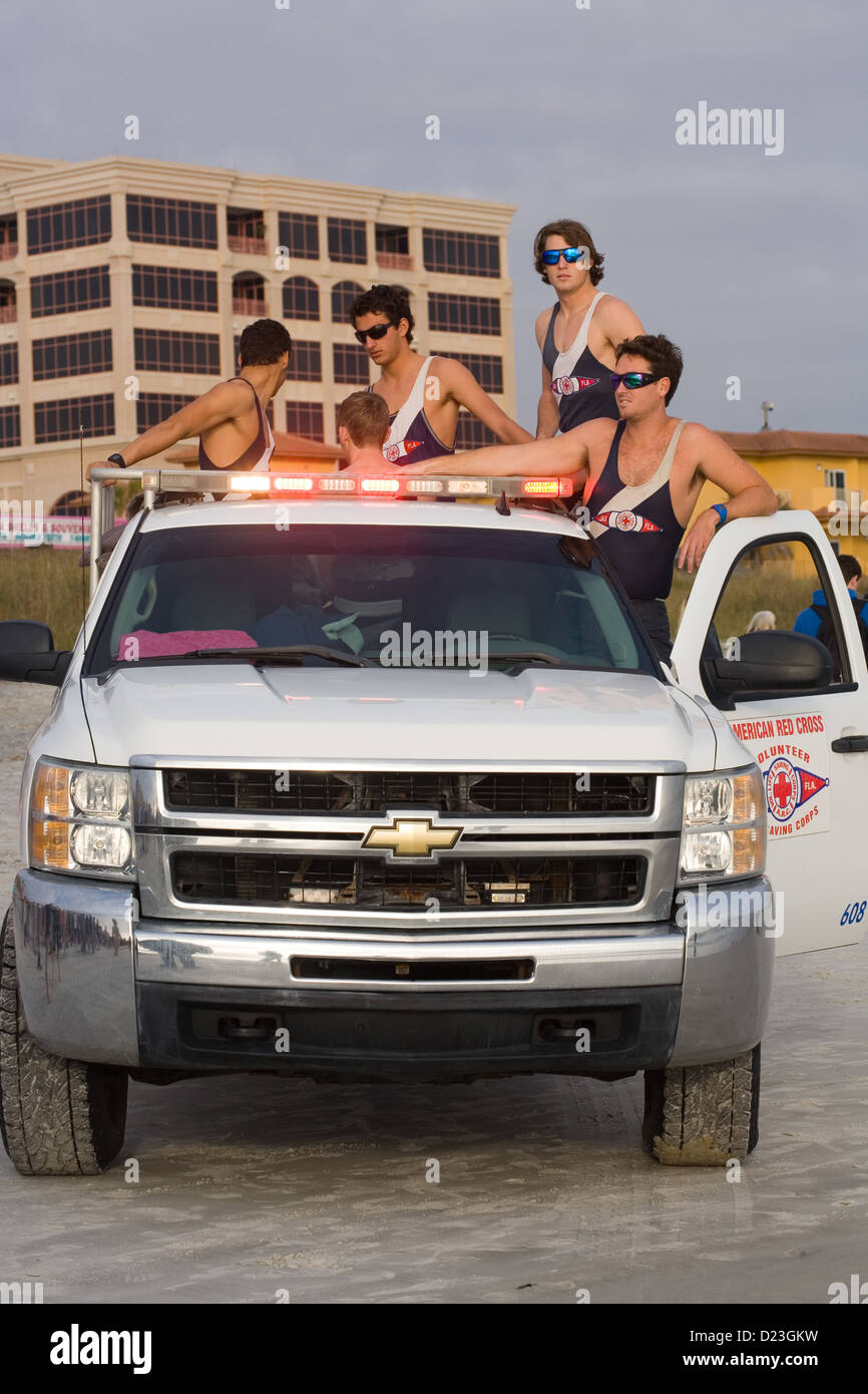 Amerikanisches rote Kreuz ehrenamtlich lebensrettende Corps in den Wavemaster Polar Plunge in Jacksonville Beach Florida 1. Januar 2013 Stockfoto