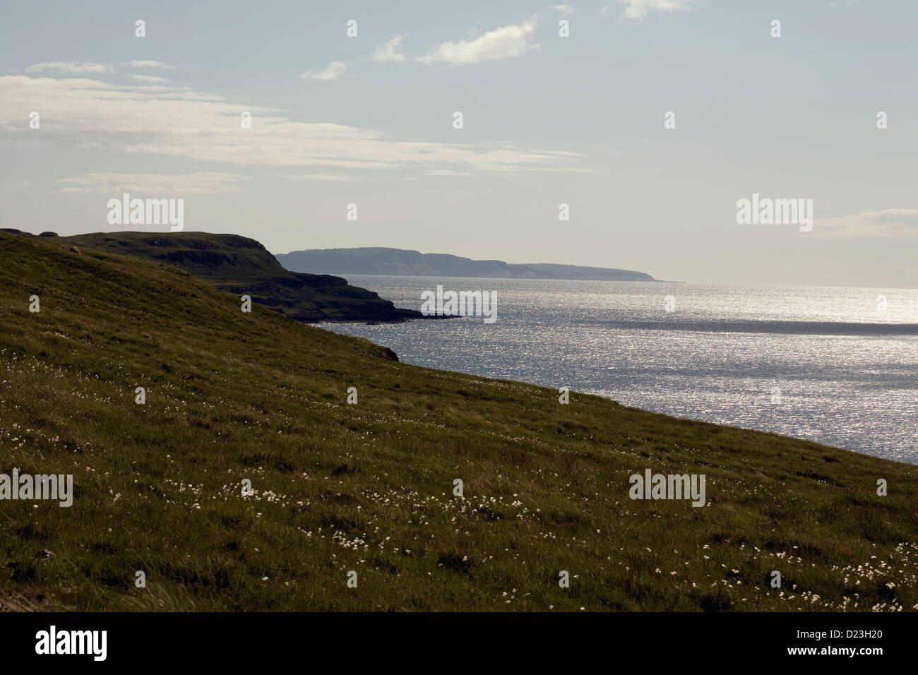 Die Küstenlinie von spröde Loch von Rubh eine Dunain Fußweg Blick auf das Meer und die Isle of Rum Isle Of Skye Scotland Stockfoto