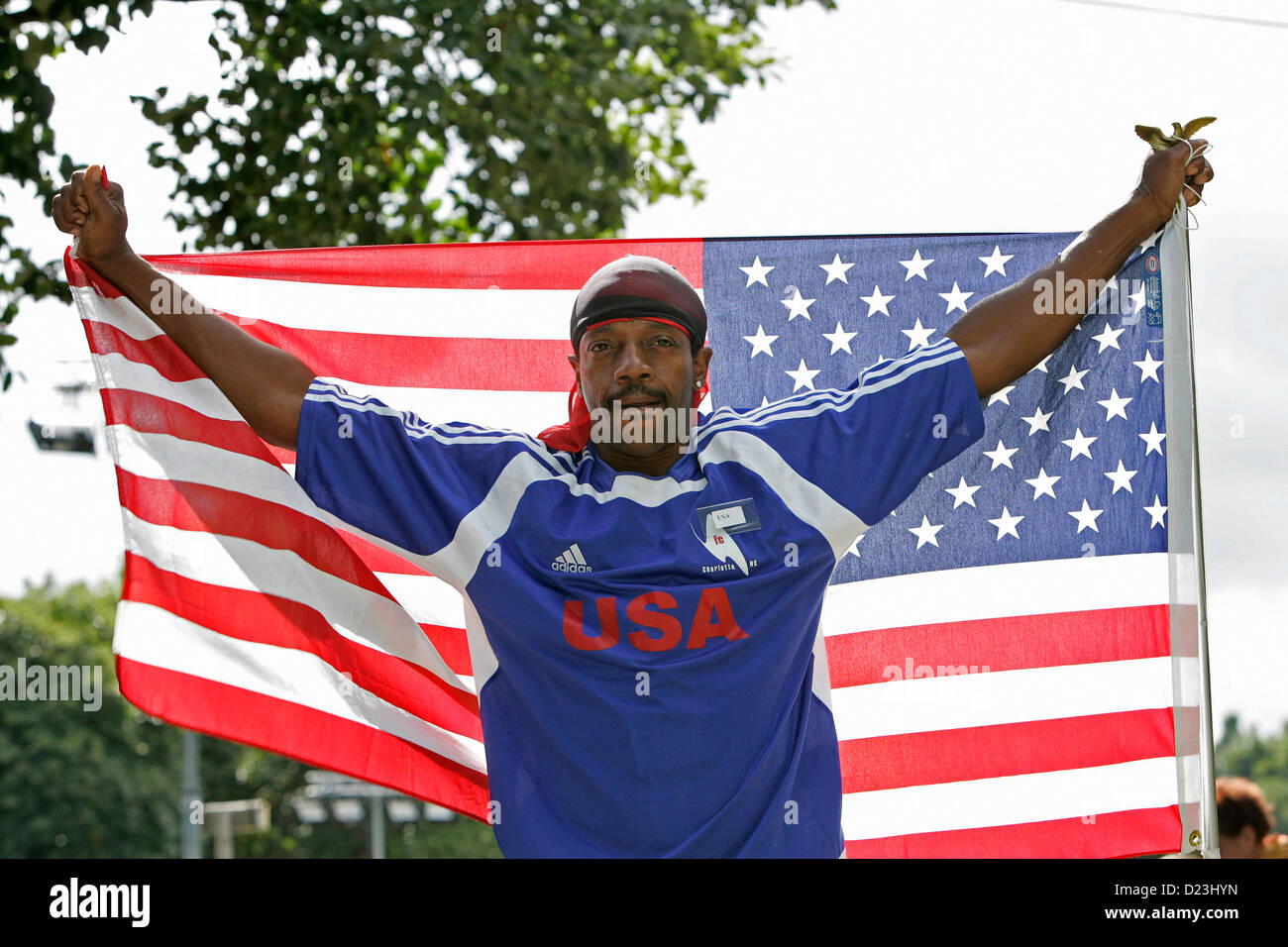 Eine amerikanische Fan hält die Sterne & Streifen bei der Obdachlosen-WM-Fußball-Turnier statt in Edinburgh, Schottland im Jahr 2005 Stockfoto