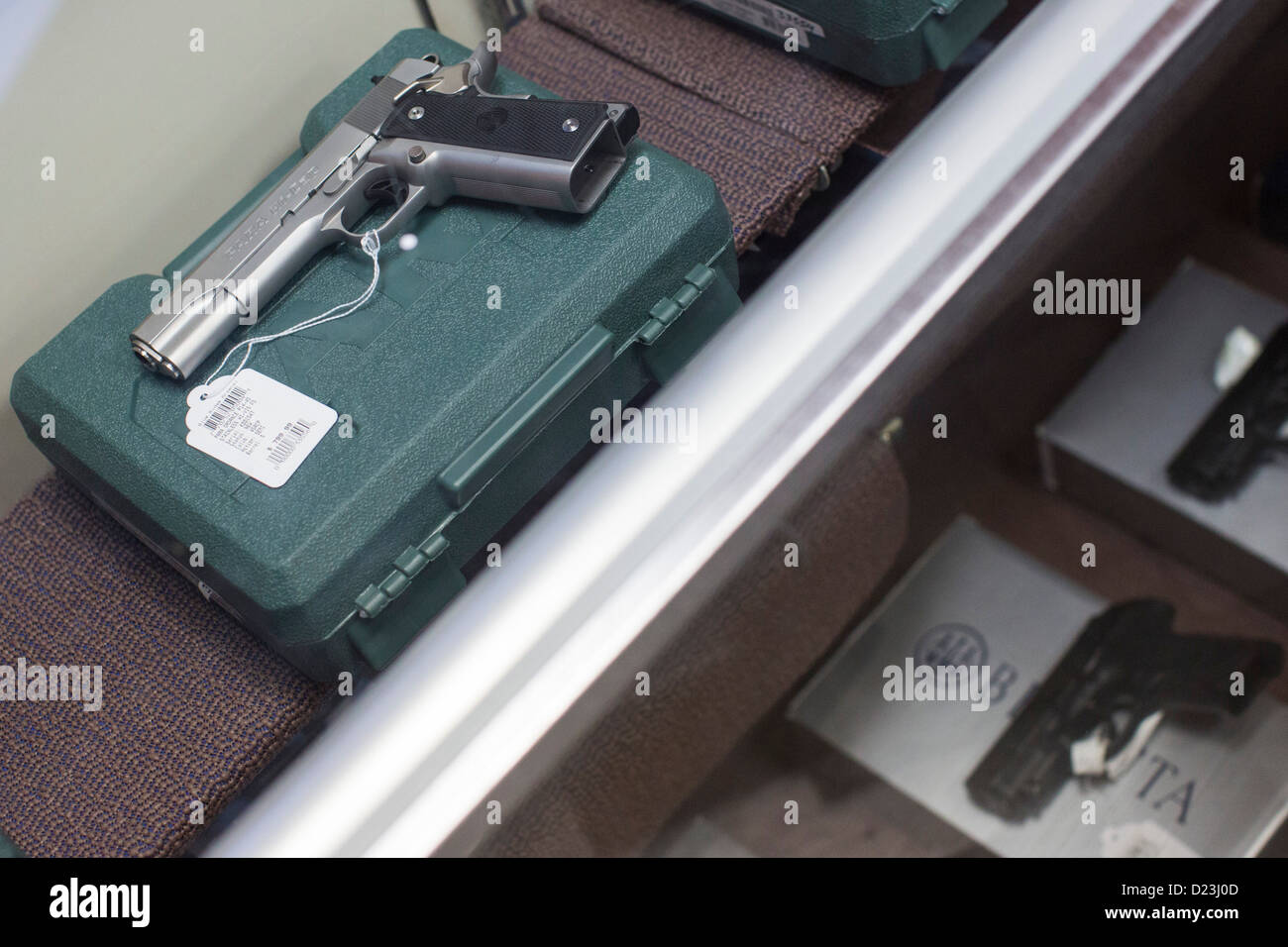 Handfeuerwaffen auf dem Display an eine Waffe zu speichern. Stockfoto