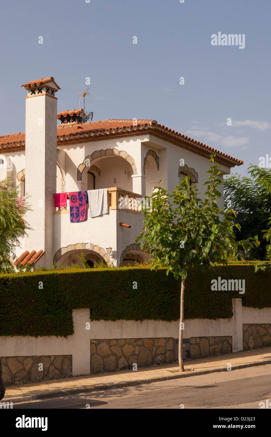 Ein Haus mit Handtücher trocknen auf dem Balkon in Spanien Stockfoto