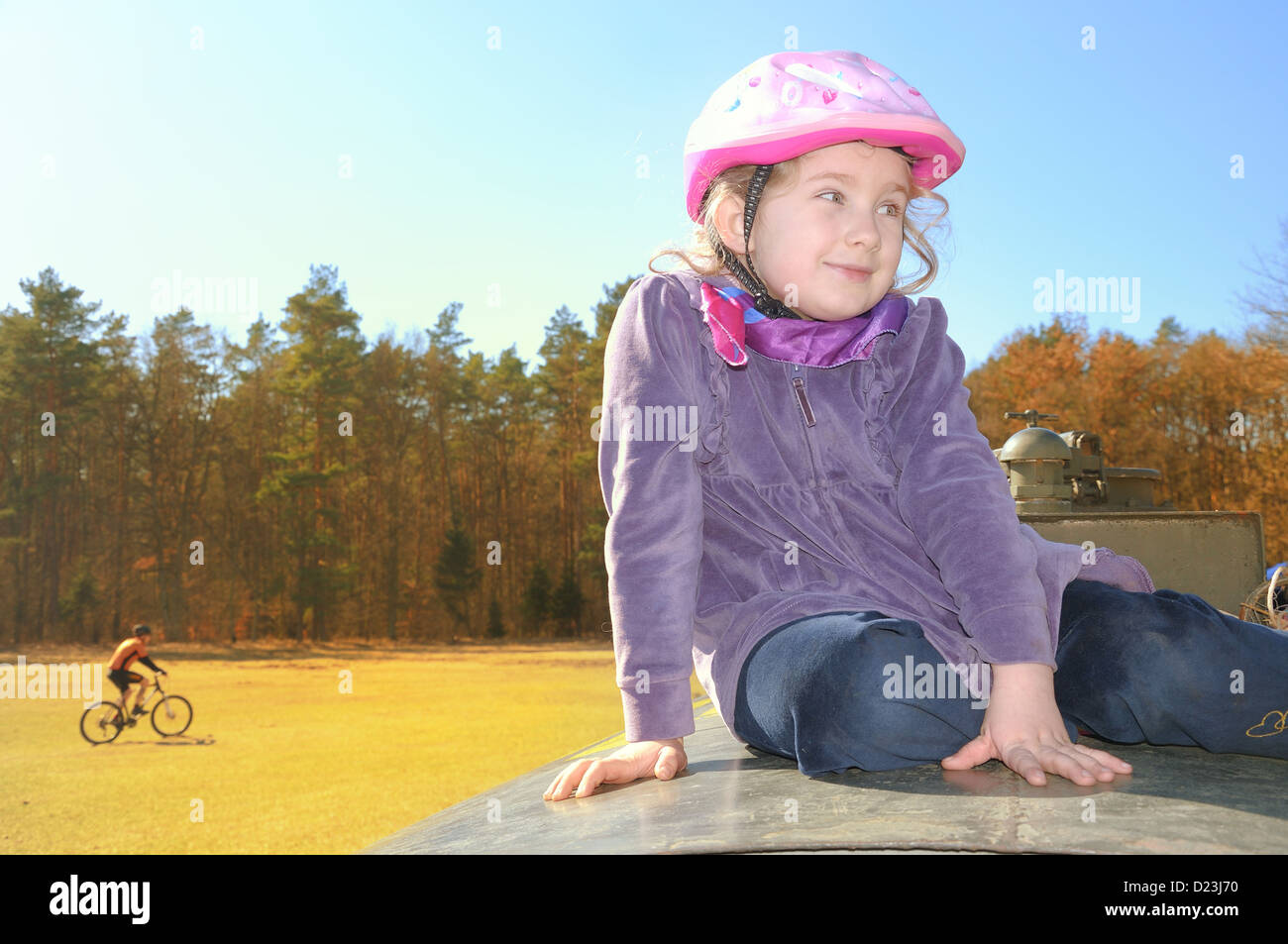 Kind in einen Fahrradhelm. Stockfoto