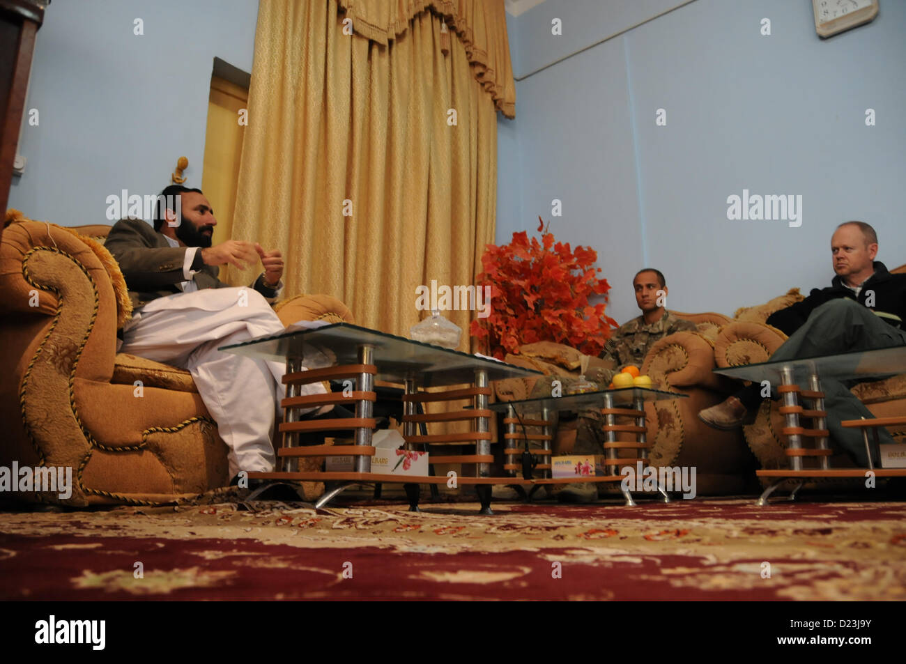 Der Bürgermeister von Farah City, Sa'Ed Ahman, nimmt an einem Gespräch mit Vertretern der US Navy und des US-Außenministeriums im Büro des Bürgermeisters Teil. Das Treffen konzentriert sich auf Governance und sozioökonomische Entwicklung in der Gemeinde und markiert das erste offizielle Engagement des Bürgermeisters seit Amtsantritt. Stockfoto