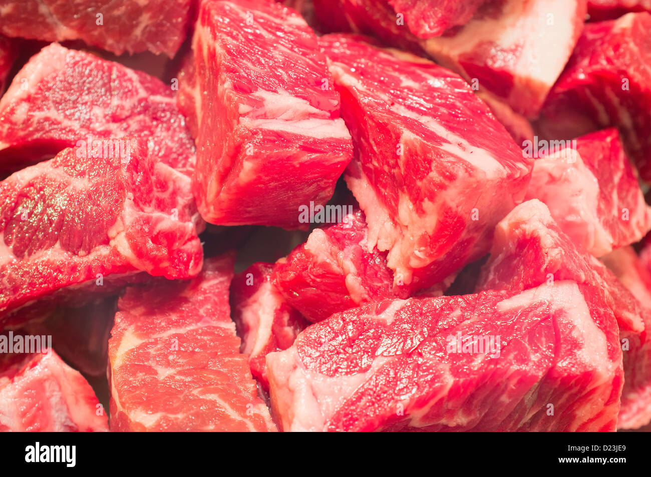 Rohes Fleisch ganz nah, Rindfleisch in Würfel schneiden, zum Kochen vorbereitet Stockfoto