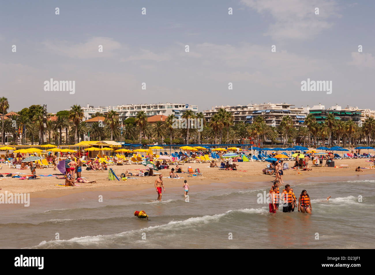 Menschen am Strand von Salou, Costa Dorada, Spanien Stockfoto