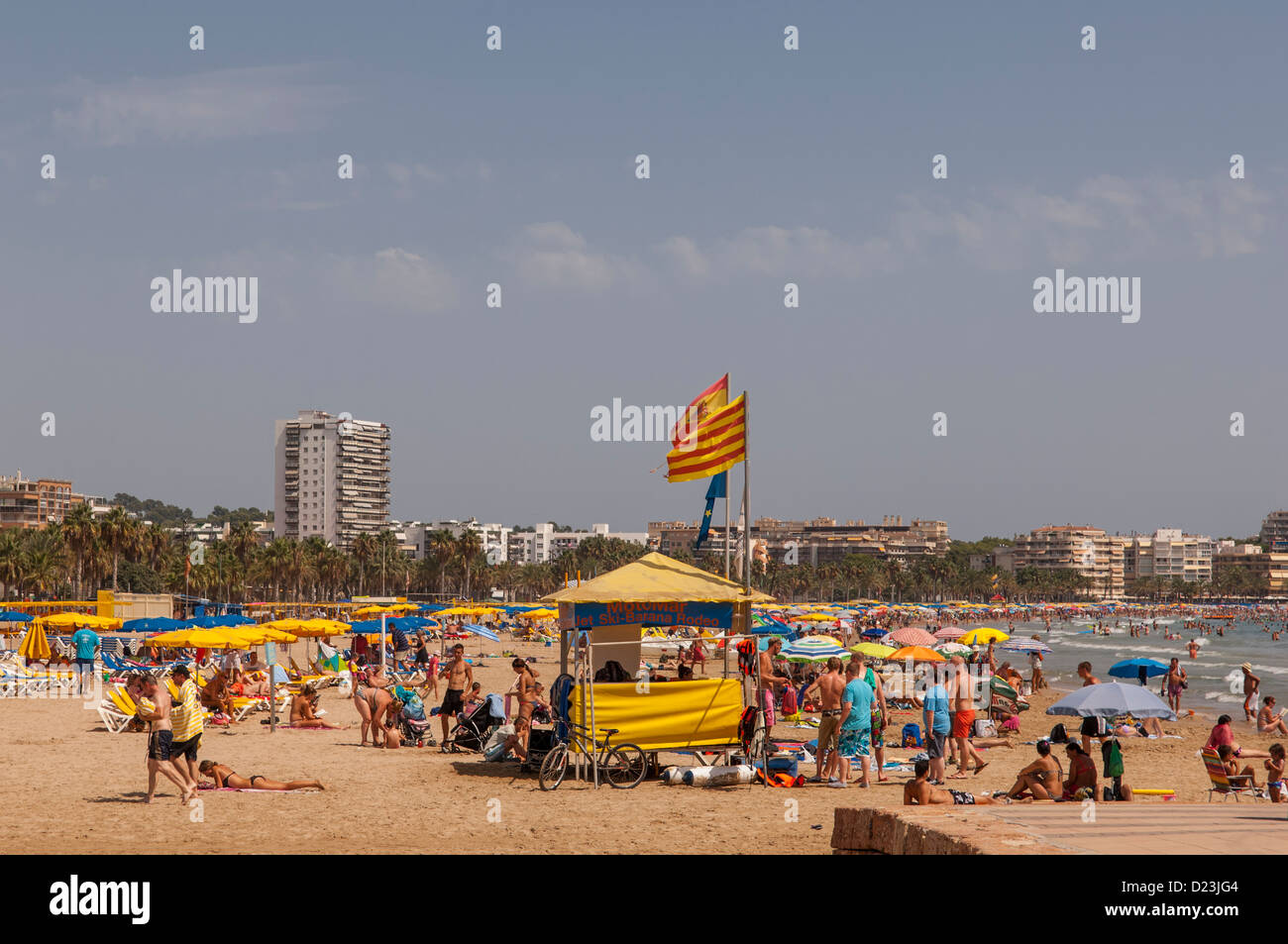Menschen am Strand von Salou, Costa Dorada, Spanien Stockfoto