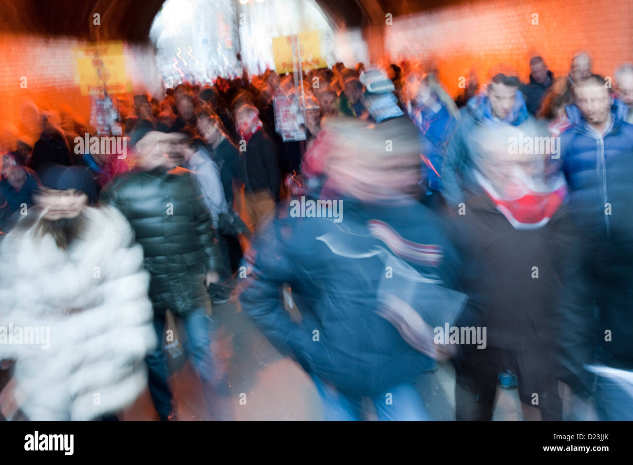 Arsenal-Fans ankommen und queuing für Programme bei Emirates Stockfoto