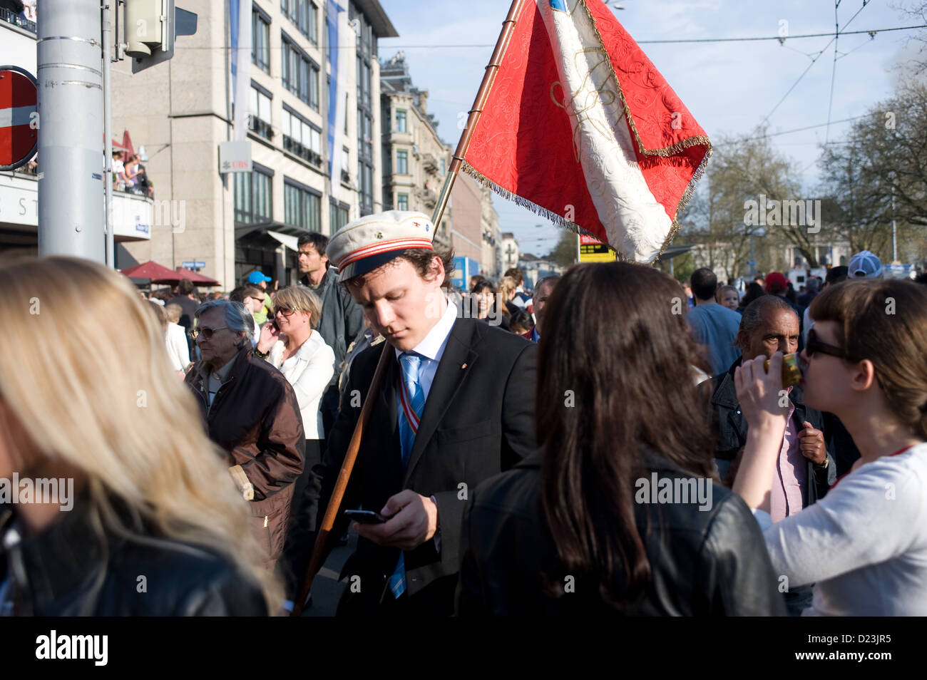 Zürich, Schweiz, Mitglied einer Bruderschaft auf der Straße zu verbinden Stockfoto