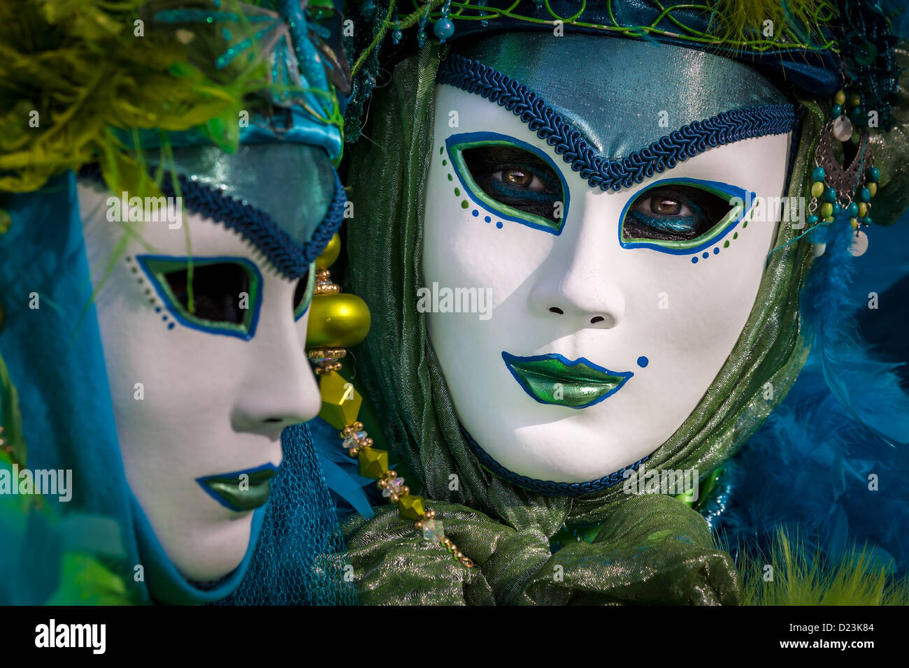 Zwei maskierte Frauen beim Karneval in Venedig, Venetien, Italien Stockfoto