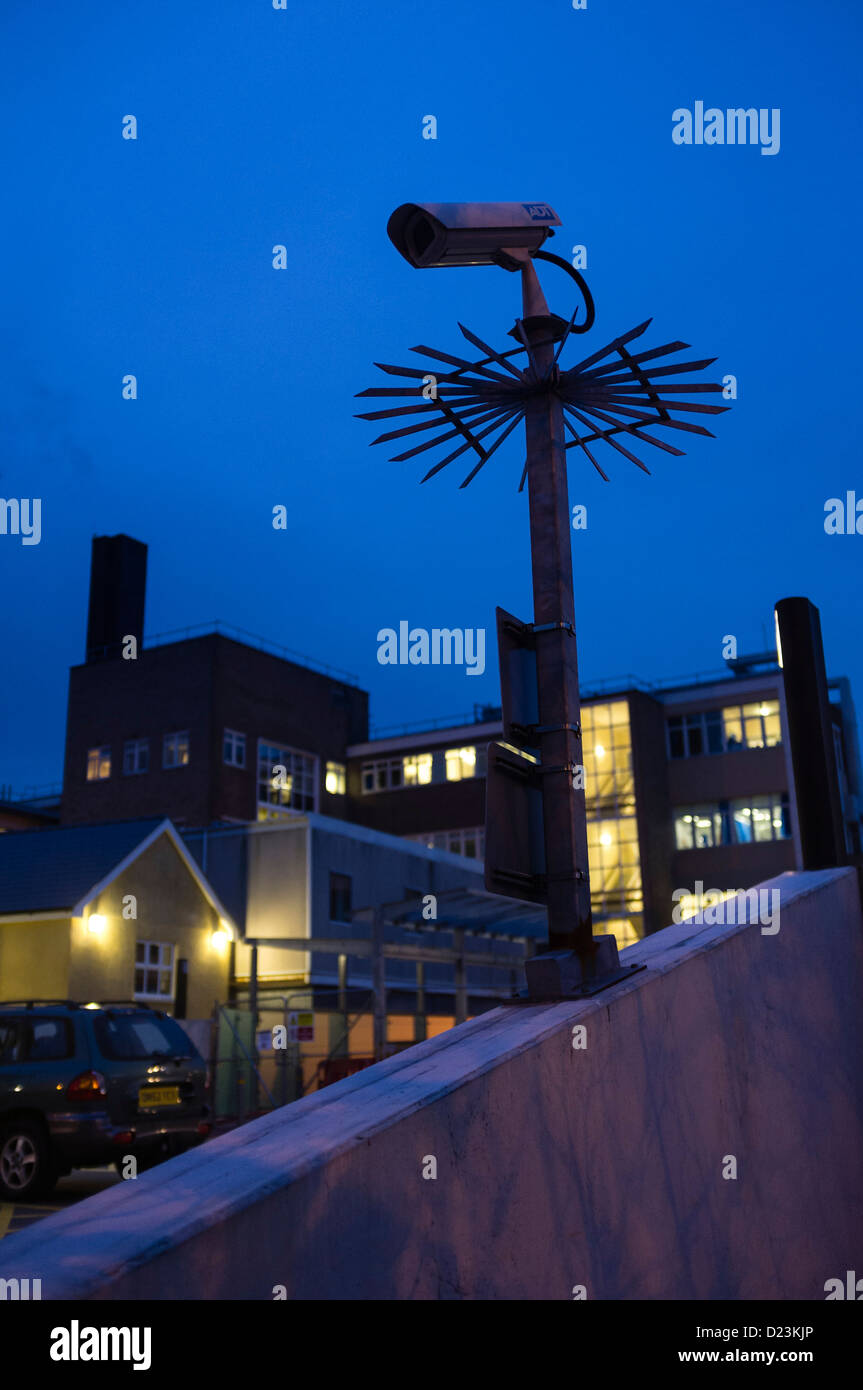 Eine Überwachungskamera außerhalb Bronglais General Hospital, in der Nacht, Aberystwyth, Wales UK Stockfoto