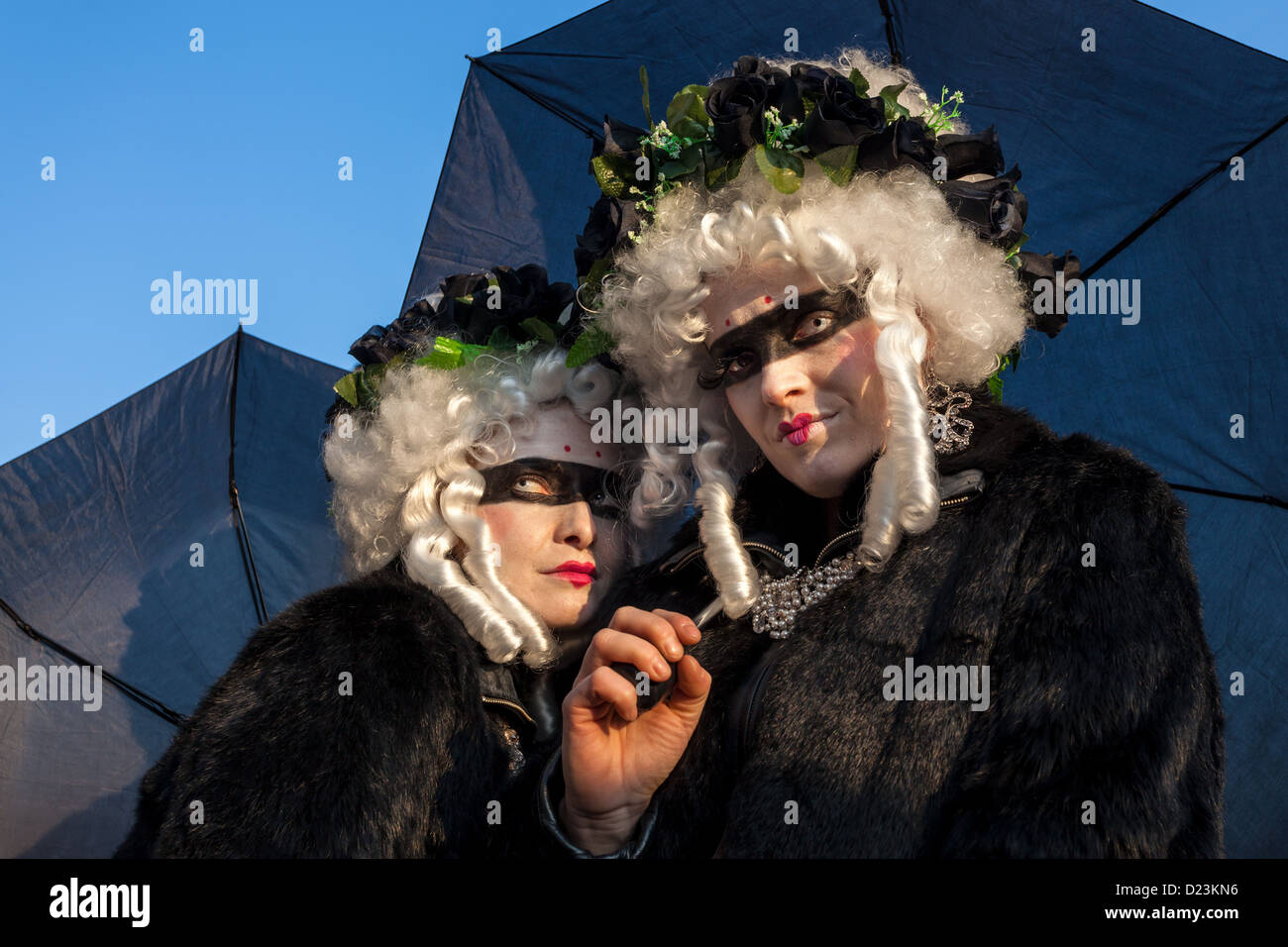 Ein maskiertes Paar an den Karneval in Venedig, Venetien, Italien Stockfoto