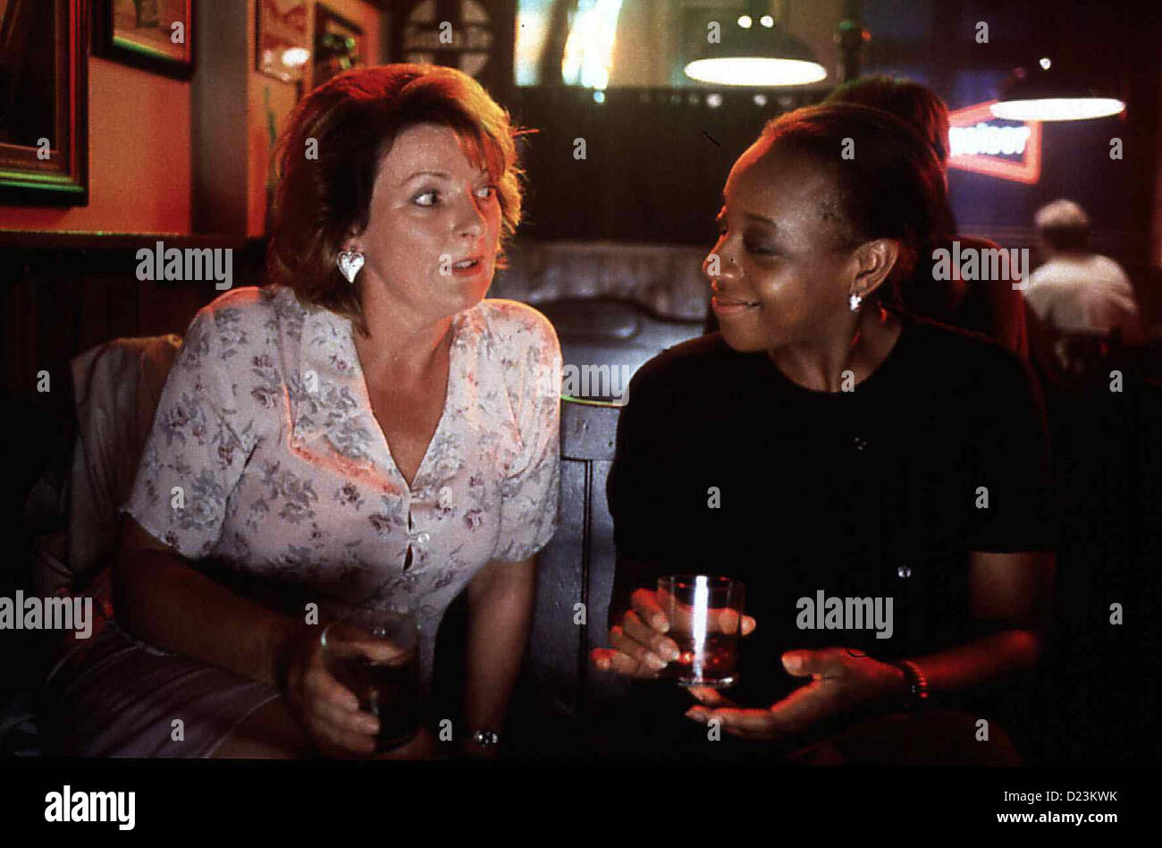 Luegen Und Geheimnisse Geheimnisse liegt Brenda Blethyn, Marianne Jean-Baptistere Hortense (Marianne Jean-Baptiste, R) Hut Stockfoto