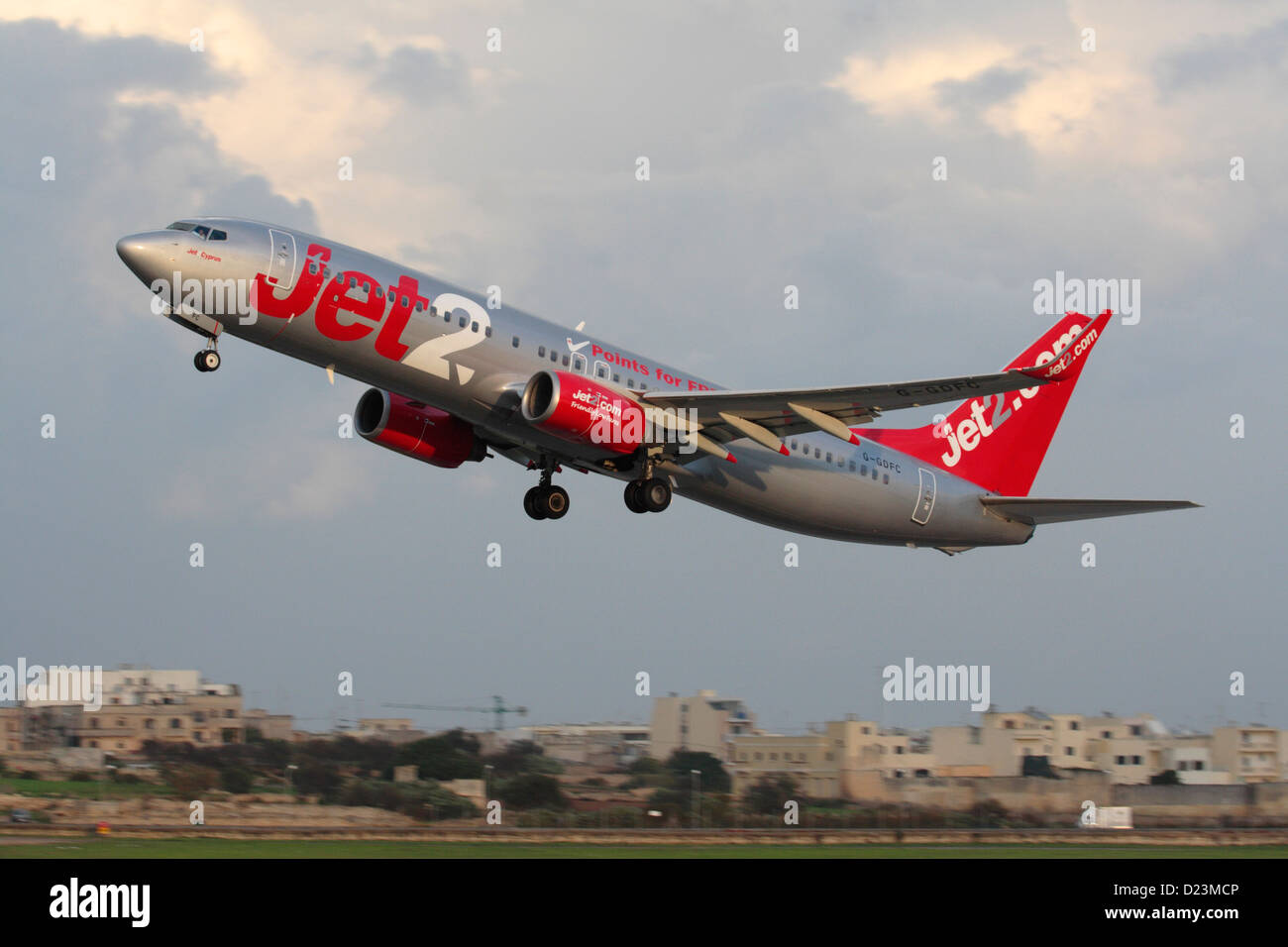 Günstige Flugreisen. Boeing 737-800-Düsenflugzeug der britischen Billigfluggesellschaft Jet2, das auf einem Flug von Malta aus abfliegt Stockfoto