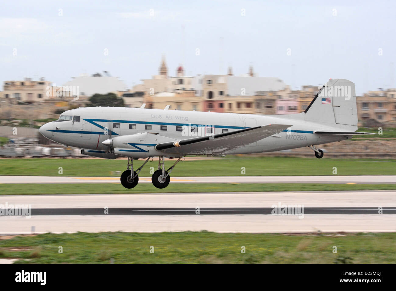 Basler BT-67 Turboprop Flugzeuge des US-Außenministeriums während der Start- und Landebahn Praxis in Malta Stockfoto