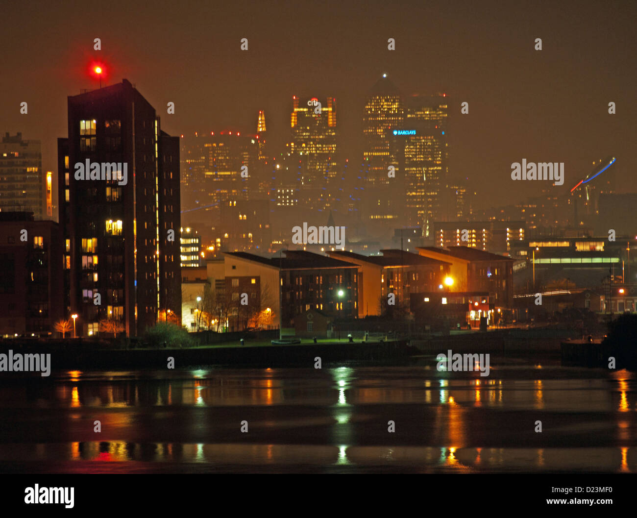 Nachtansicht der Shard und Canary Wharf von Thamesmead SE London zeigt