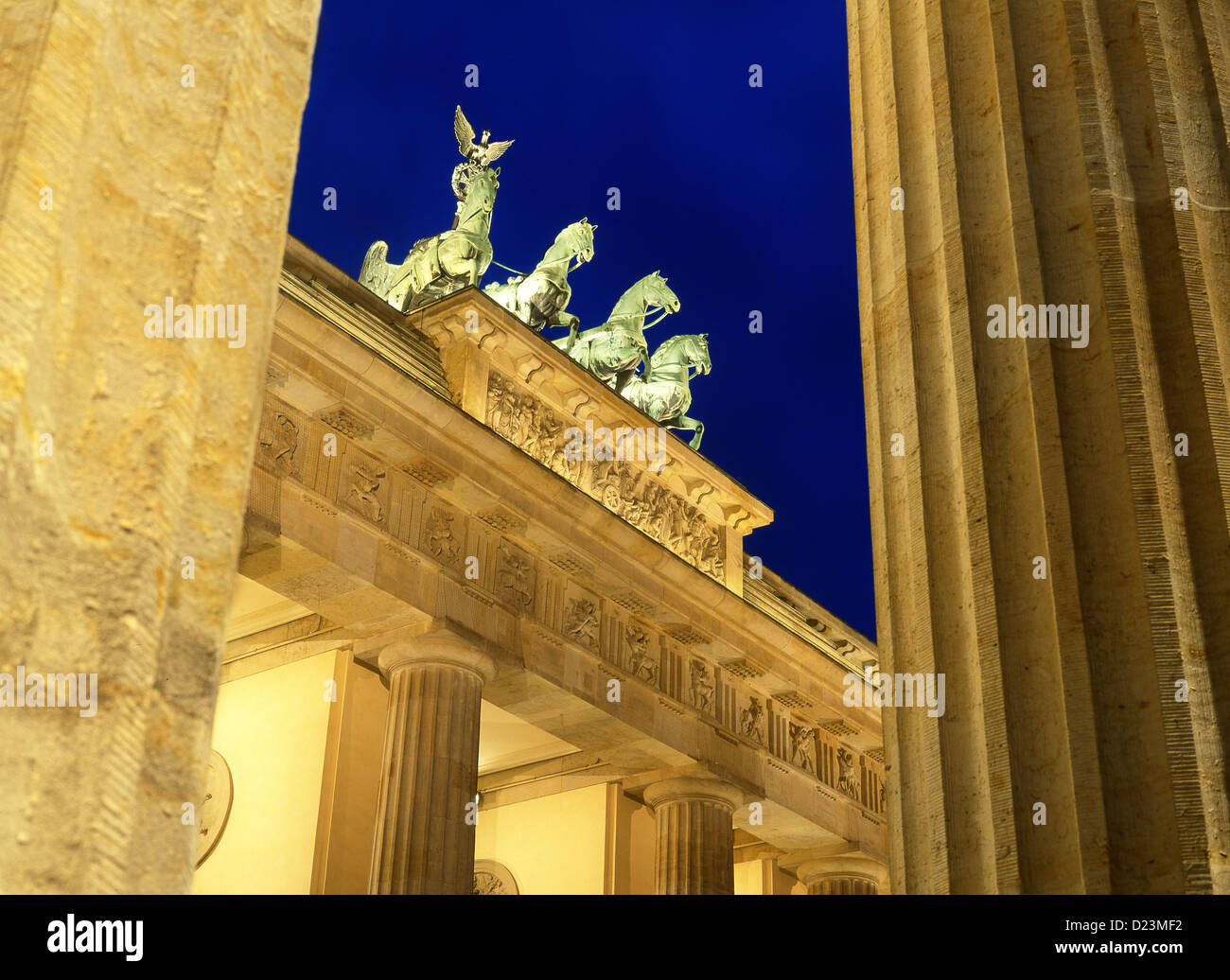 Brandenburger Tor bei Nacht / Dämmerung / Dämmerung gesehen durch Säulen Pariser Platz Mitte Berlin Deutschland Stockfoto