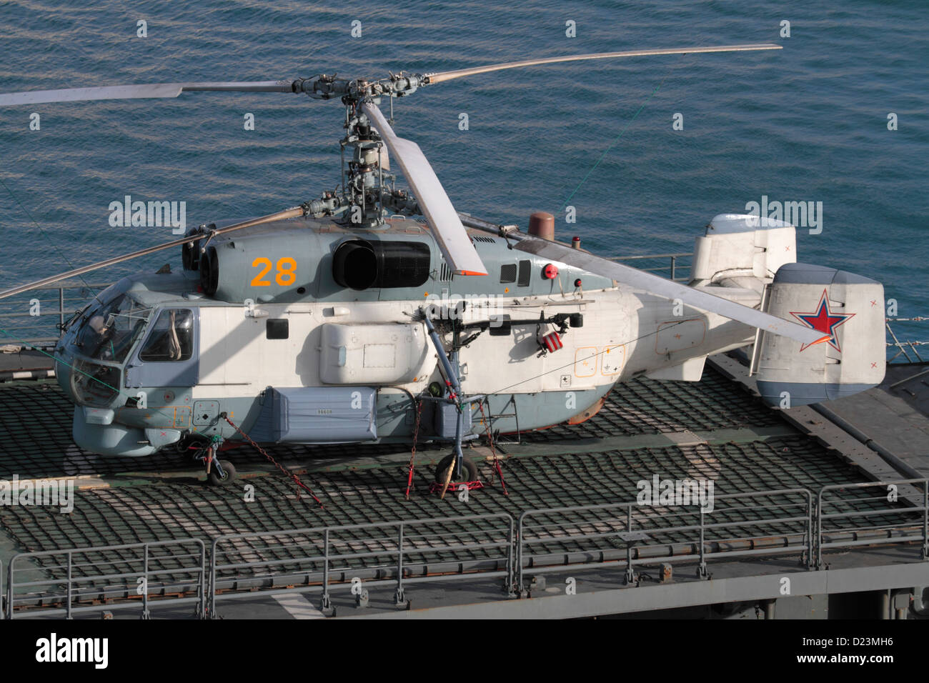 Kamov Ka-27 Hubschrauber der russischen Marine auf dem hinteren Deck der Fregatte Yaroslav Mudry Stockfoto