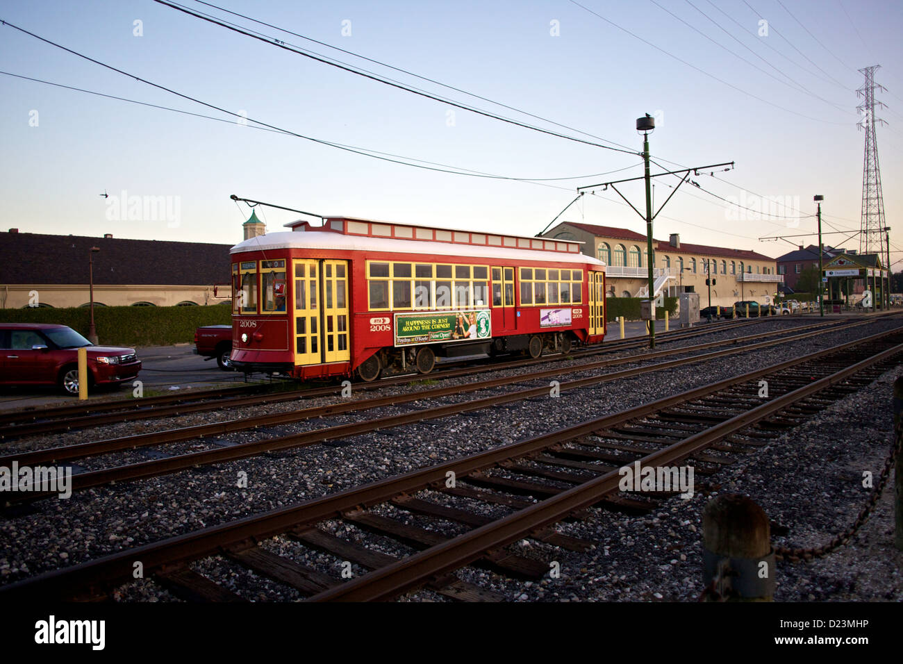 Die legendäre rote Straßenbahn auf den Strecken bei Sonnenuntergang in New Orleans, Louisiana, mit lebhaften Farben und historischem Charme, die das kulturelle Erbe der Stadt widerspiegeln Stockfoto