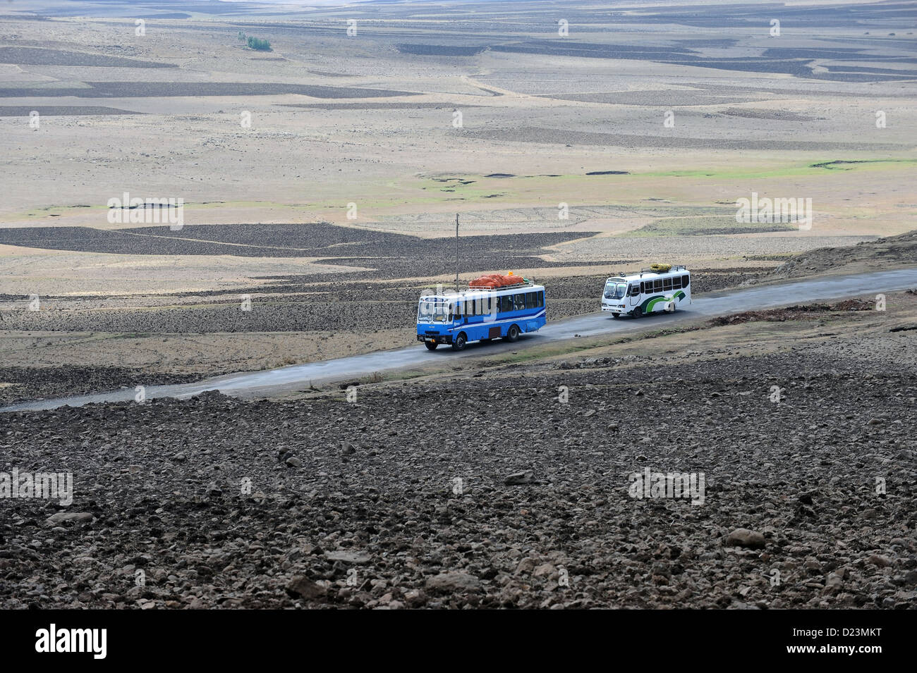 Mangudo, Äthiopien, Busse auf einer Straße durch das Land Stockfoto