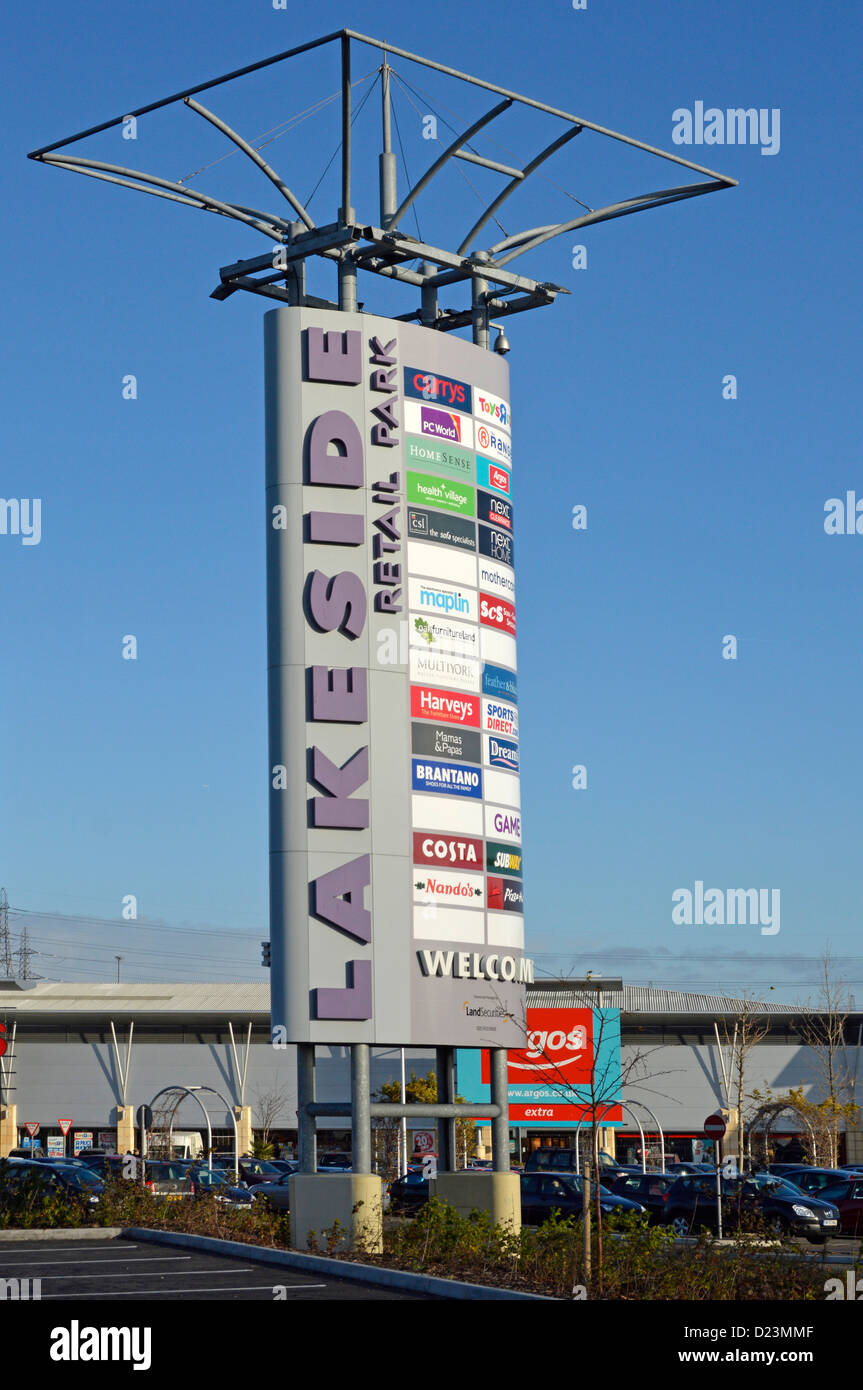 Lakeside Retail Park willkommen Anmelden Parkplatz Auflistung Einzelhändler Namen mit Argos Store über West Thurrock Essex England Großbritannien Stockfoto