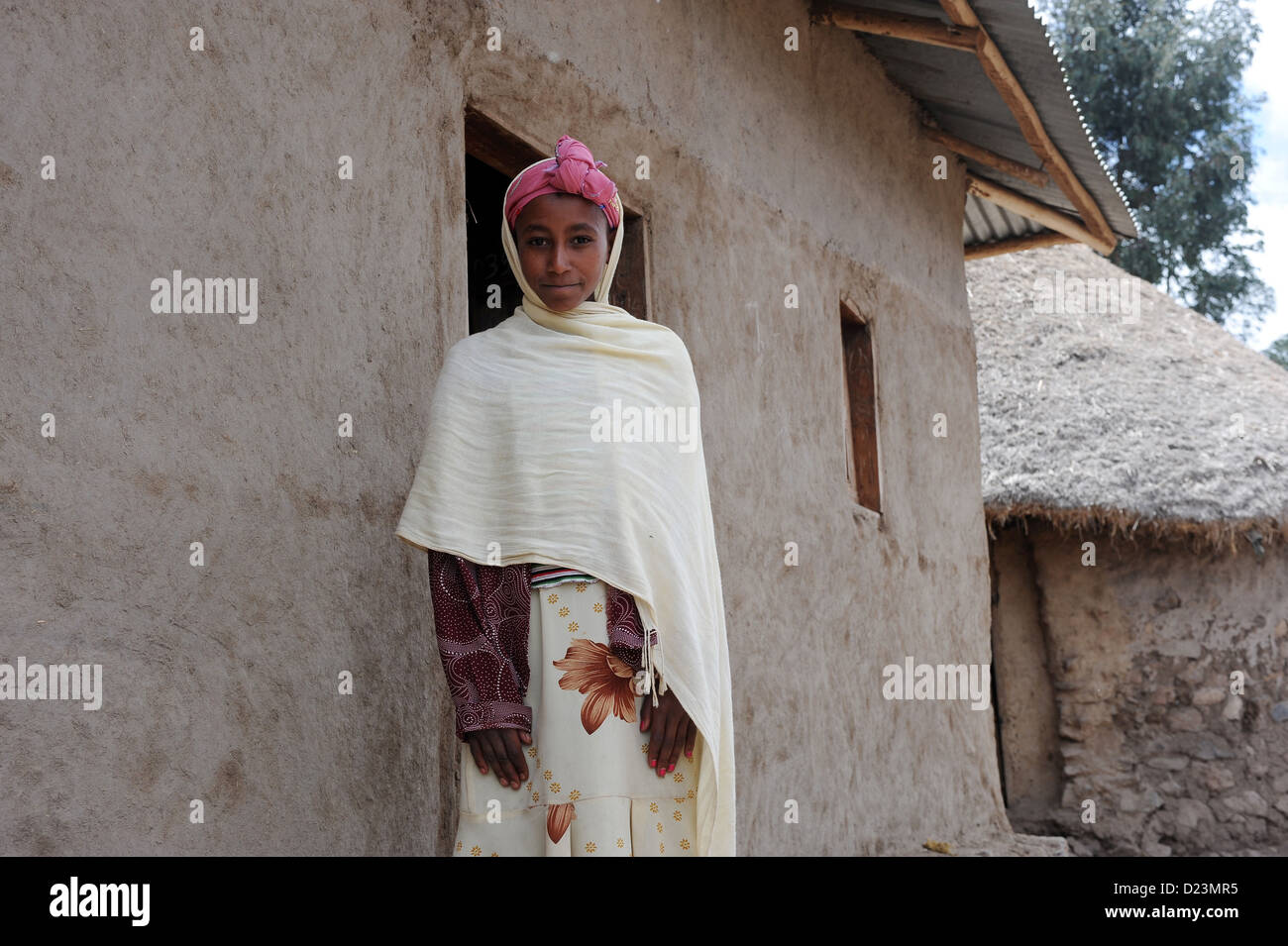 Mangudo, Äthiopien, Portrait einer jungen afrikanischen Frau vor ihrem Haus Stockfoto